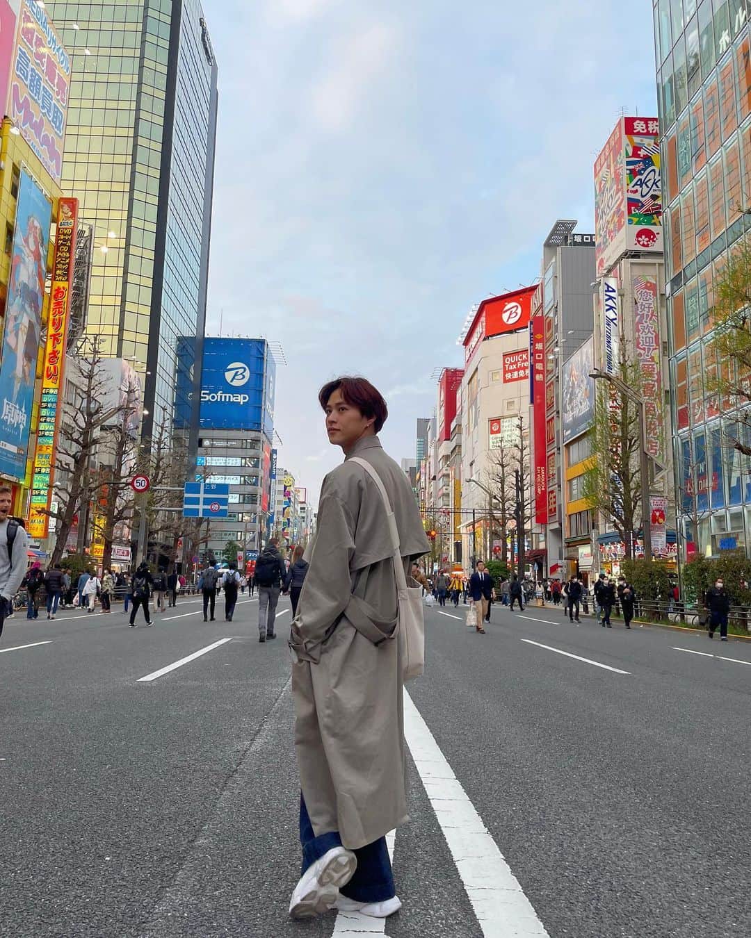山口託矢のインスタグラム：「歩行者天国🚶 . みんなはどんなメンズコーデが好きですか？ . . #秋葉原 #tokyo  #歩行者天国  #春コーデ #トレンチコート」