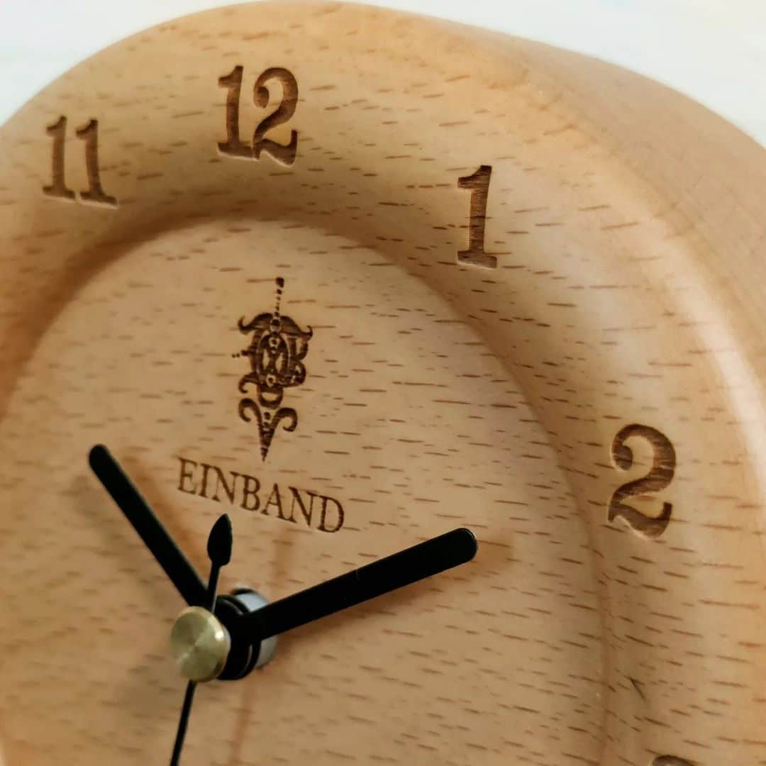 EINBAND -アインバンド-さんのインスタグラム写真 - (EINBAND -アインバンド-Instagram)「ブナの木を使ったEINBAND初となる置き時計🕰  サンプルで作ってみたところとても好評でしたので限定個数で生産させていただきした！  近日中に公式オンラインショップより販売を予定しておりますのでもうしばらくお待ち下さいませ☺️✨  #EINBAND #木製腕時計」4月25日 15時32分 - einband_woodwatch