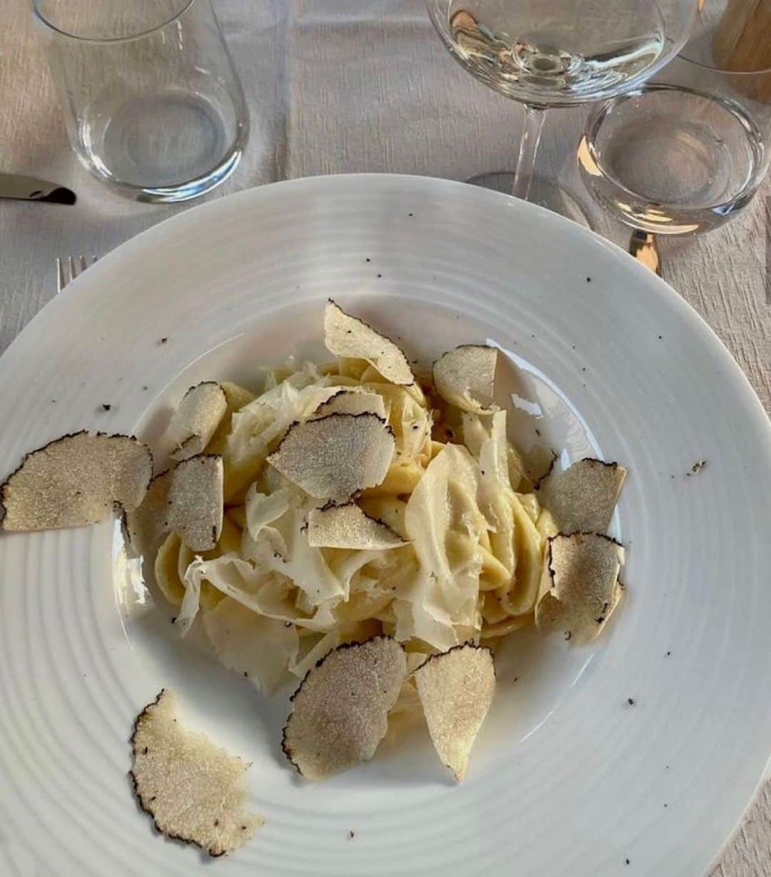 のインスタグラム：「Cheat day…🤞🏼 ここ最近グルテンぬいてる方が体の調子が断然いい。 けど今日は我慢できずパスタ食べてしま〜たぁ〜🫠」