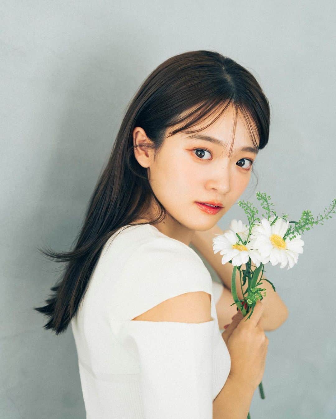NATURAL BEAUTY BASICさんのインスタグラム写真 - (NATURAL BEAUTY BASICInstagram)「Limited Edition ～Showy Summer～ Feat.Karin Takubo  田久保夏鈴さんが着こなすリミテッドコレクションが到着。 視線を誘うブライトカラーに、表情豊かなジャガード、 Itな肌見せを叶えてくれるカットアウトやシアー素材… 夏に向けてお洒落のテンションをUPさせたい今こそ、 華やぎアイテムの力を借りて。  カットオフの肌見せとクロシェ風レースで 女っぽスカートコーデに夏ならではの抜け感を  ■カットオフビスチェニット ¥7,480 tax in size:FR color:クロ/オフ/モカ #0173170530  ■クロシェ風レースマーメイドスカート ¥10,890 tax in size:M/PS color:クロ/イエロー/オレンジ #0173120530  おしゃれな肌見せと二の腕の華奢見せ、両方を叶えてくれるItなニットで、 初夏のスカートコーデにぐっと差をつけて。 スカートはクラフト感のある クロシェライクなレースと涼やかなイエローカラーが夏らしさ◎。 コンパクトなニットとスカートのフレアラインのメリハリが、 スタイルアップも効果も期待大。  ---------------------------------------  公式オンラインサイトにて プレオーダー受付中✨  5/3(水)～下記店舗にて販売スタートとなります。  ＜取り扱い店舗・オンラインストア＞ 札幌ステラプレイス エスパル仙台 ルミネ大宮 ルミネ池袋 ルミネ荻窪 新宿ミロード 銀座インズ ラゾーナ川崎 ジョイナス タカシマヤゲートタワーモール 阪急三番街 ルクア大阪 京都ポルタ 天神地下街 NBB公式オンラインストア（SANEI bd ONLINE)  #田久保夏鈴 さん #LIMITEDEDITION #限定商品 #限定 #予約 #プレオーダー #ビスチェニット #レーススカート #マーメイドスカート  #お出かけコーデ #ニット  #オフィスコーデ #オフィスカジュアル #通勤コーデ #大人可愛い #春コーデ #カラーコーデ #オレンジコーデ #着回しコーデ #きれいめカジュアル #ベーシックコーデ #ベーシック #ナチュラルコーデ #トレンドスタイル #シンプルコーデ #ナチュラルビューティーベーシック #naturalbeautybasic」4月26日 12時00分 - naturalbeautybasic_official
