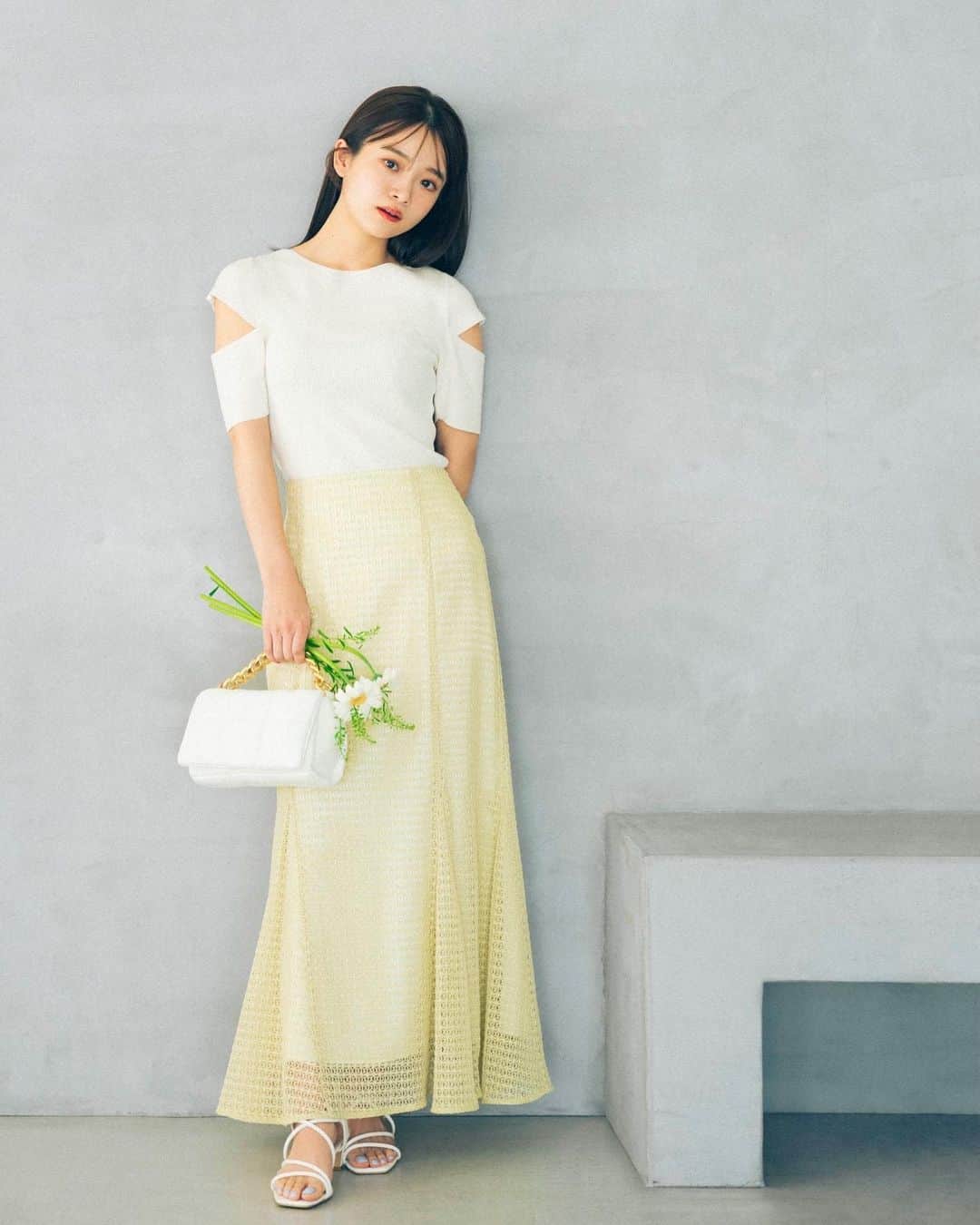 NATURAL BEAUTY BASICさんのインスタグラム写真 - (NATURAL BEAUTY BASICInstagram)「Limited Edition ～Showy Summer～ Feat.Karin Takubo  田久保夏鈴さんが着こなすリミテッドコレクションが到着。 視線を誘うブライトカラーに、表情豊かなジャガード、 Itな肌見せを叶えてくれるカットアウトやシアー素材… 夏に向けてお洒落のテンションをUPさせたい今こそ、 華やぎアイテムの力を借りて。  カットオフの肌見せとクロシェ風レースで 女っぽスカートコーデに夏ならではの抜け感を  ■カットオフビスチェニット ¥7,480 tax in size:FR color:クロ/オフ/モカ #0173170530  ■クロシェ風レースマーメイドスカート ¥10,890 tax in size:M/PS color:クロ/イエロー/オレンジ #0173120530  おしゃれな肌見せと二の腕の華奢見せ、両方を叶えてくれるItなニットで、 初夏のスカートコーデにぐっと差をつけて。 スカートはクラフト感のある クロシェライクなレースと涼やかなイエローカラーが夏らしさ◎。 コンパクトなニットとスカートのフレアラインのメリハリが、 スタイルアップも効果も期待大。  ---------------------------------------  公式オンラインサイトにて プレオーダー受付中✨  5/3(水)～下記店舗にて販売スタートとなります。  ＜取り扱い店舗・オンラインストア＞ 札幌ステラプレイス エスパル仙台 ルミネ大宮 ルミネ池袋 ルミネ荻窪 新宿ミロード 銀座インズ ラゾーナ川崎 ジョイナス タカシマヤゲートタワーモール 阪急三番街 ルクア大阪 京都ポルタ 天神地下街 NBB公式オンラインストア（SANEI bd ONLINE)  #田久保夏鈴 さん #LIMITEDEDITION #限定商品 #限定 #予約 #プレオーダー #ビスチェニット #レーススカート #マーメイドスカート  #お出かけコーデ #ニット  #オフィスコーデ #オフィスカジュアル #通勤コーデ #大人可愛い #春コーデ #カラーコーデ #オレンジコーデ #着回しコーデ #きれいめカジュアル #ベーシックコーデ #ベーシック #ナチュラルコーデ #トレンドスタイル #シンプルコーデ #ナチュラルビューティーベーシック #naturalbeautybasic」4月26日 12時00分 - naturalbeautybasic_official