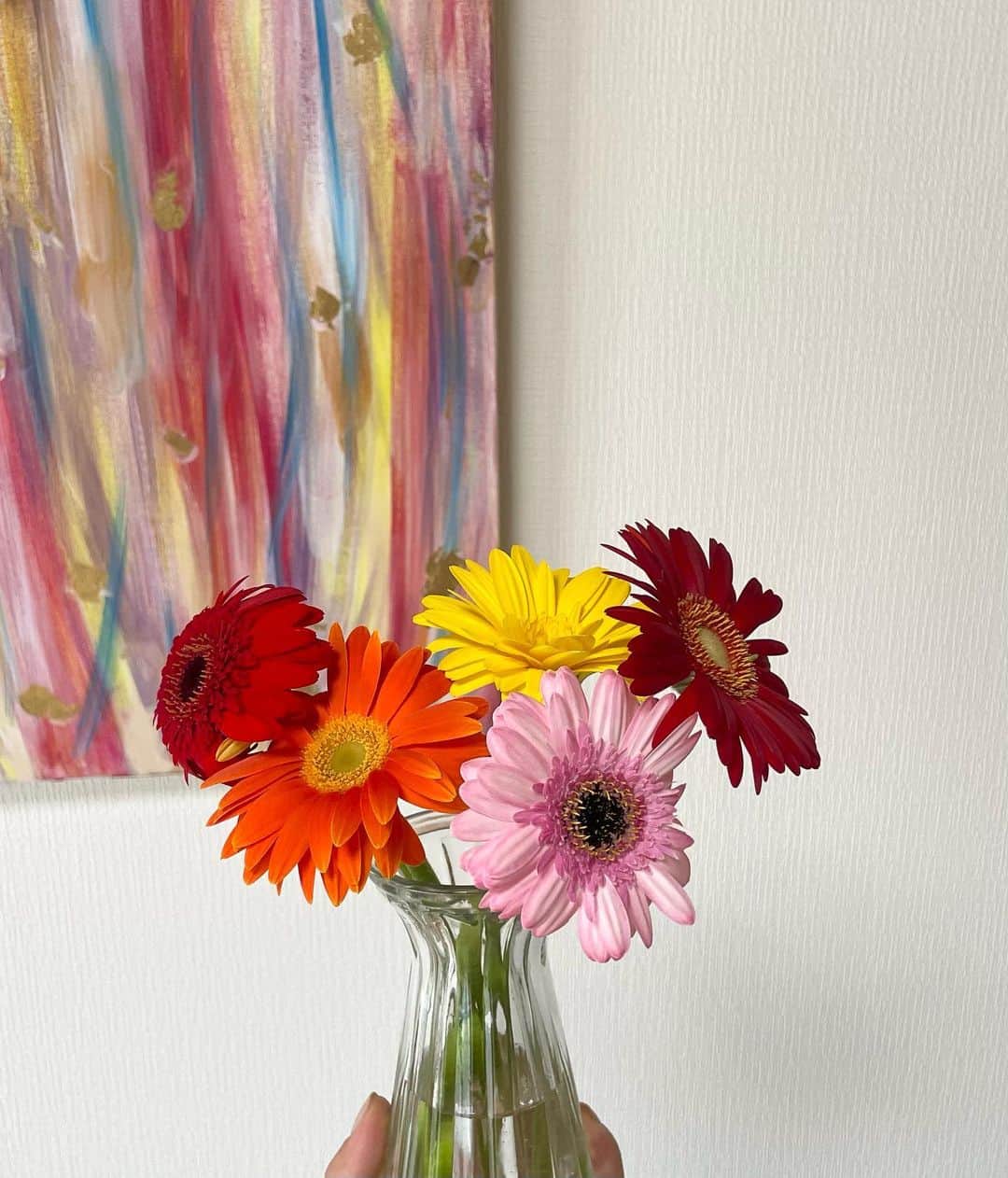 のインスタグラム：「テーブルフラワー🌼*･  ちょっとばたばたして疲れた4月🌸 気づいたらもう後半じゃん😳  後ろの絵は2年前ぐらいにアートバーで🎨🍷 書いたやつ🫧」