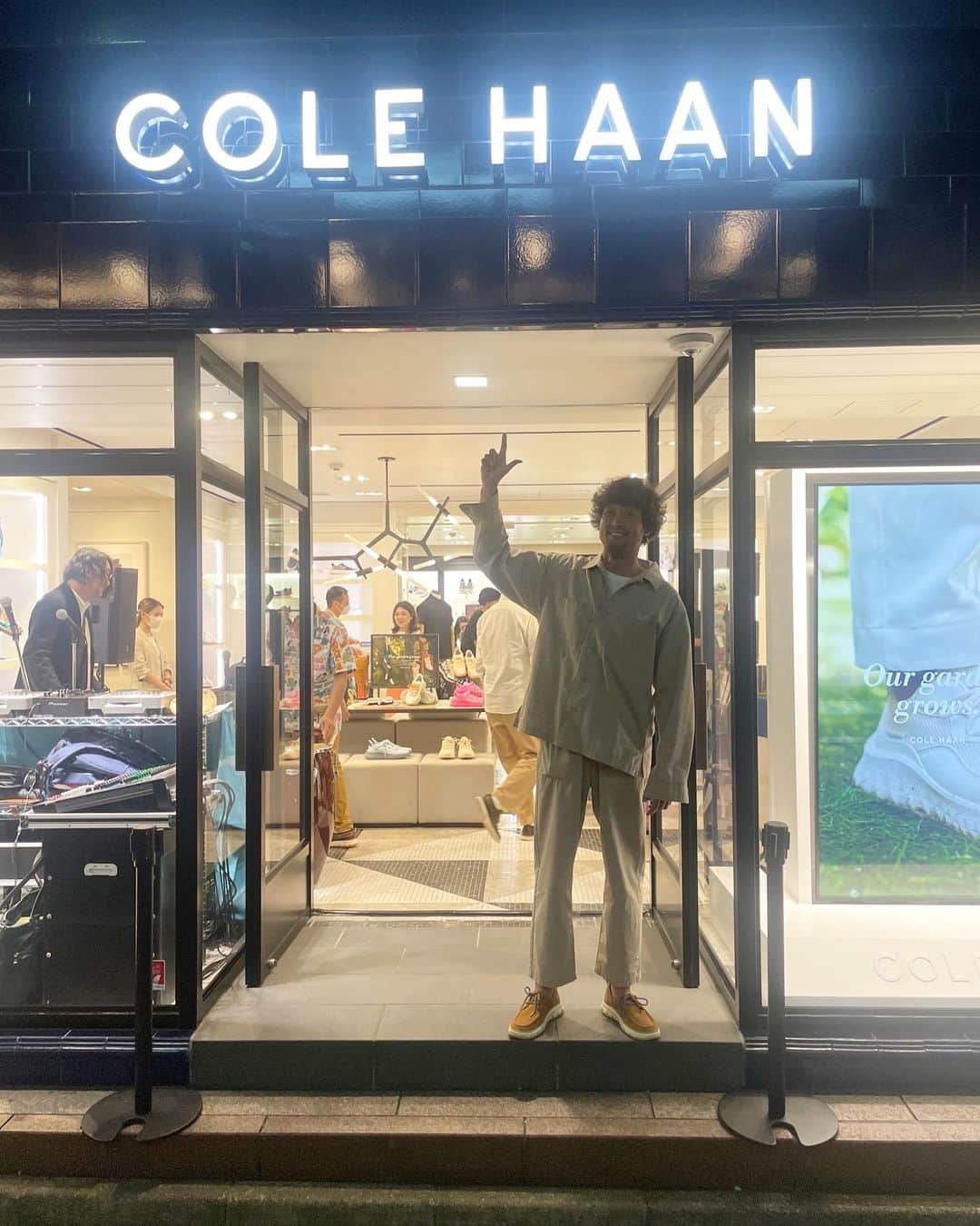 三浦理志のインスタグラム：「コールハーンから新作がいろいろ出ているということで、銀座本店へ遊びに行ってきましたー！ 今日履いているデッキシューズも軽くてめちゃくちゃ調子いい！  撮影でもいつも感じる、軽くて疲れにくい歩き心地はほかにはない感じ。見た目革靴のスニーカーも気になったなー。 @colehaanjapan  #colehaan #コールハーン」