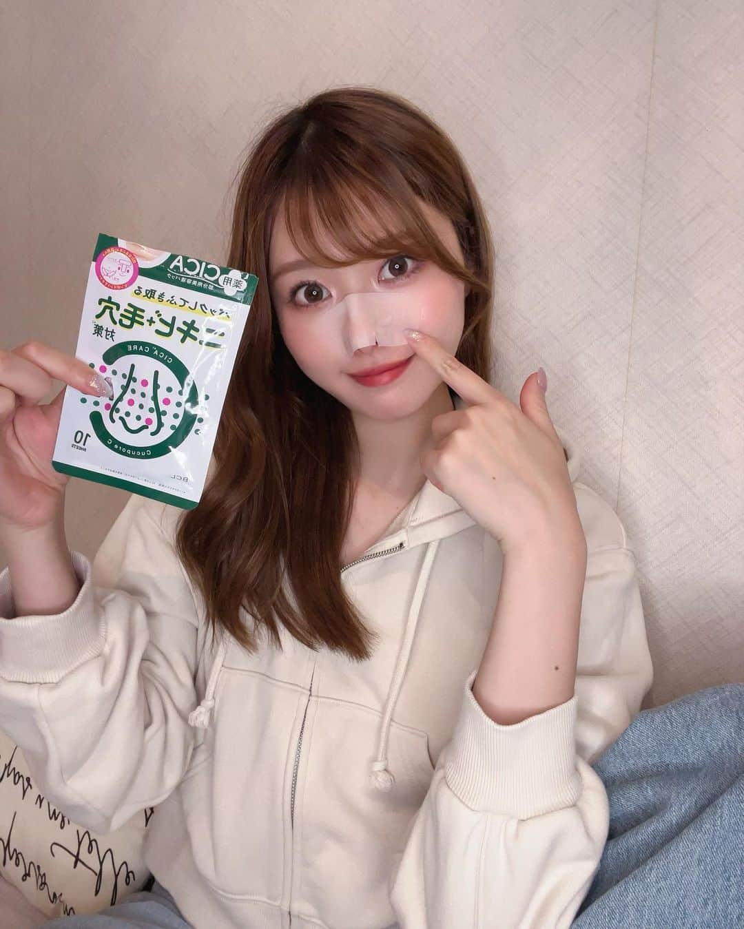 YOUKORINさんのインスタグラム写真 - (YOUKORINInstagram)「鼻パック美容液に薬用タイプが新登場！👃🫧 @bcl_company_official  ~BH薬用アクネパック~  ○ダブルの有効成分配合でニキビ予防+毛穴対策(*)→・グリチルリチン酸ジカリウム　・サリチル酸 *ふき取りにより汚れや古い角質を除去すること  ○ キュッ！ひきしめ美容液配合 CICA（ツボクサエキス）　ドクダミエキス  ○ 鼻パックだけど、Tゾーンやあごまわりなど気になる部分にも使える  部分用で気になる毛穴、ニキビを 防いで肌を整えてくれる優れもの✍️  #キュキュポア #キュキュポアC #ビタミンC #CICA #PR#毛穴#毛穴ケア#ニキビケア#顔パック」4月25日 15時38分 - xxy0uc0riinxx