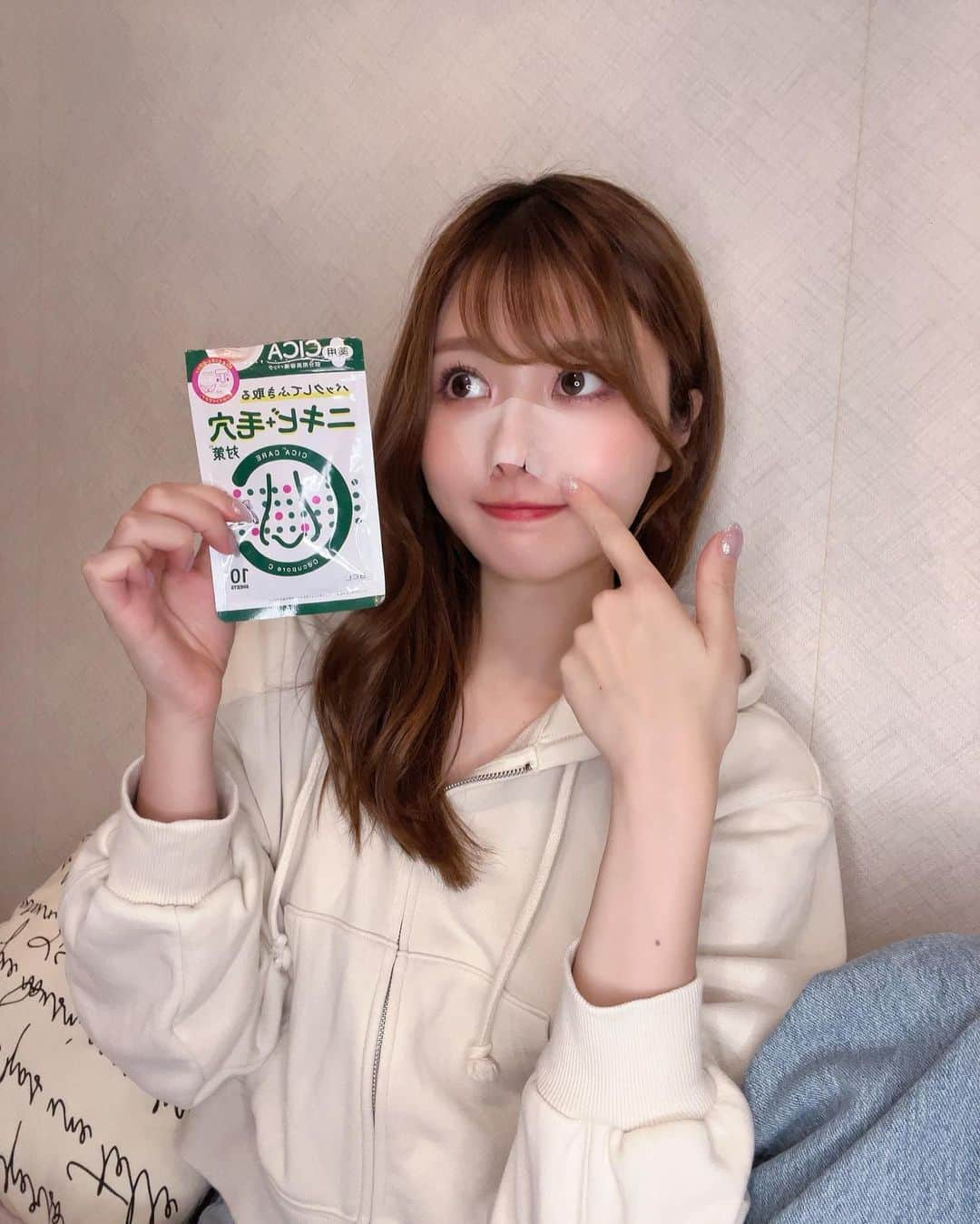 YOUKORINさんのインスタグラム写真 - (YOUKORINInstagram)「鼻パック美容液に薬用タイプが新登場！👃🫧 @bcl_company_official  ~BH薬用アクネパック~  ○ダブルの有効成分配合でニキビ予防+毛穴対策(*)→・グリチルリチン酸ジカリウム　・サリチル酸 *ふき取りにより汚れや古い角質を除去すること  ○ キュッ！ひきしめ美容液配合 CICA（ツボクサエキス）　ドクダミエキス  ○ 鼻パックだけど、Tゾーンやあごまわりなど気になる部分にも使える  部分用で気になる毛穴、ニキビを 防いで肌を整えてくれる優れもの✍️  #キュキュポア #キュキュポアC #ビタミンC #CICA #PR#毛穴#毛穴ケア#ニキビケア#顔パック」4月25日 15時38分 - xxy0uc0riinxx