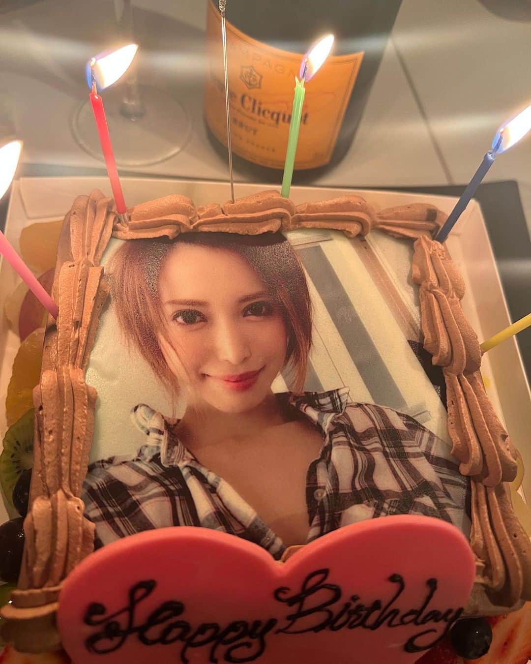 君島みおのインスタグラム：「今年も誕生日を迎え、よく行くご飯屋さんでご用意していただいた誕生日ケーキ 飲んでる時は特に甘い物は食べれないのですが、それでも色々と準備していただいたお気持ちが嬉しいです。 何年も前の写真ですが😂 ありがとうございます🙏」