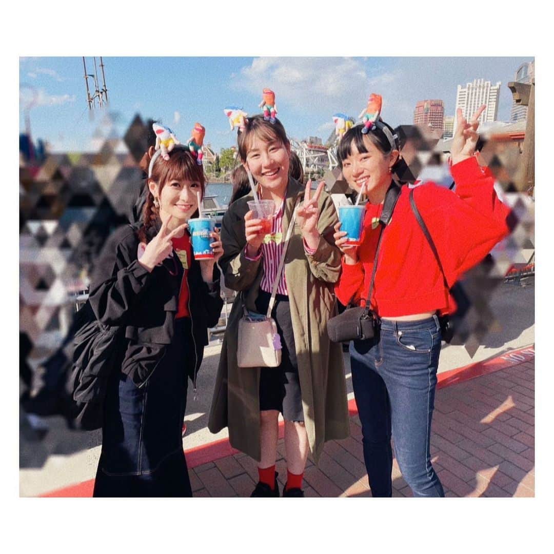 唯月ふうかさんのインスタグラム写真 - (唯月ふうかInstagram)「なっちゃん、みなちゃんとUSJへ🌎 念願のSPY×FAMILYコラボメニュー、ミッションクリアしました🌹 （写真のみマスク外してます） 朝から閉園まで満喫して、久しぶりにこんなにはしゃいだ気がする!! ちなみに、このカチューシャ付けてる人は、一日で1人しか見かけませんでした🦈🦖笑 可愛さと衝撃が凄くて、3人で即決したこのカチューシャ♡ 愛着湧き湧き。  楽しい時間をありがとう!! 2人とも、らぶです☺️   #usj   #ユニバーサルスタジオジャパン  #上だけ赤コーデ 🎈  #spyfamily  #コラボメニュー   #サメ人間  #恐竜人間  #🦈🦖   #元榮菜摘 ちゃん  #柴田実奈 ちゃん  #なっちゃんカメラマン  #ランダム系のグッズ  #引き強い我々 😏  #唯月ふうか」4月25日 15時39分 - fuka_yuduki