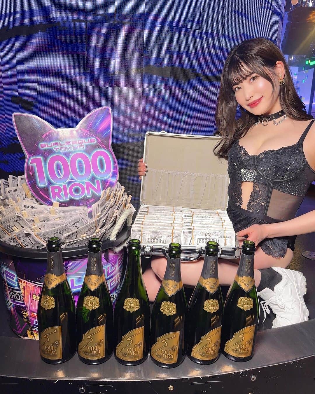 RENAのインスタグラム：「4月後半 盛り上がりが凄い！！ ノーイベントdayで 沢山ありがとうございます😭💗 ・ #バーレスク東京　#burlesquetokyo #burlesque  #エンタメ活動を止めない #誰かの夢になって生きていく  #Zむすめ　#Zトン」