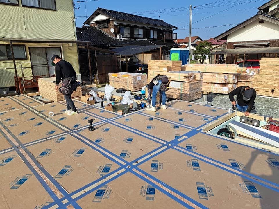 ヒヨシケンセツのインスタグラム：「こんにちは〜‼︎ 今日は朝から雨が降り寒いですね。 暖かくして過ごしましょうね♡ ＊ ＊ #注文住宅hiyoshi202301 上棟前の様子〜(*´∀｀*) FPの家仕様‼︎ 床にもしっかり断熱材‼︎ 気密テープもしっかり貼ってます‼︎ ＊ ＊ ＊ #島根 #益田 #益田市 #工務店 #陽吉建設 #ヒヨシケンセツ #注文住宅 #FPの家 #高気密高断熱 #ジブンハウス #ジブンハウスhiyoshi #新築 #マイホーム #家づくり #家はスマホで買う時代 #デザイン #オシャレ #間取り#暮らしを楽しむ #収納 #断熱材 #現場 #完成見学会 #アクセントクロス #丁寧な暮らし #快適な暮らし #シンプルホーム」