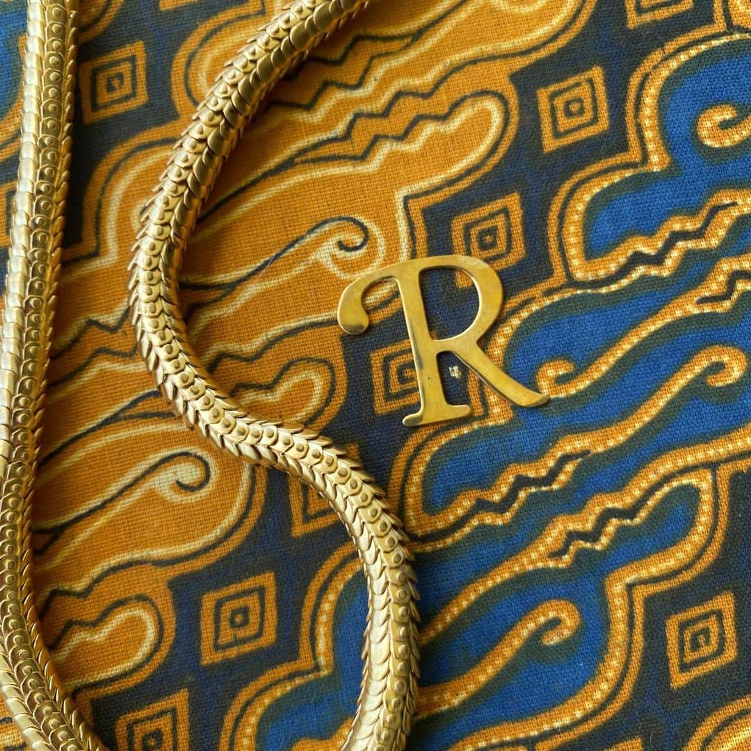 ベックスロックスのインスタグラム：「#JewelsforLife ✨  ⠀⠀⠀⠀⠀⠀⠀⠀⠀ Introducing The Thorani articulated chain collection.  ⠀⠀⠀⠀⠀⠀⠀⠀⠀ A jewel for life inspired by Rebecca’s journey in South East Asia.  Rebecca started her journey in Myanmar and travelled to Bali to work with Master goldsmiths in ancient memory banked jewellery techniques. Today we celebrate South Asian hand made ancient jewellery techniques reimagined as classic jewels that can be worn for a lifetime. ⠀⠀⠀⠀⠀⠀⠀⠀⠀ Available to pre-order in 18k recycled gold, silver and oxidised silver for all genders.  @rebeccamanners_bespoke ⠀⠀⠀⠀⠀⠀⠀⠀⠀ The Art of Slow, Artisanal Luxury.  ⠀⠀⠀⠀⠀⠀⠀⠀⠀ All of our jewels are packaged in up-cycled vintage  #Batik with silk lining.   #TheArtOfSlow #Artisanmade #ethicaljewellery  #finejewelry #recycledgold #jewelsforlife #articulatedjewelry #timelessjewels #trusttheprocess」