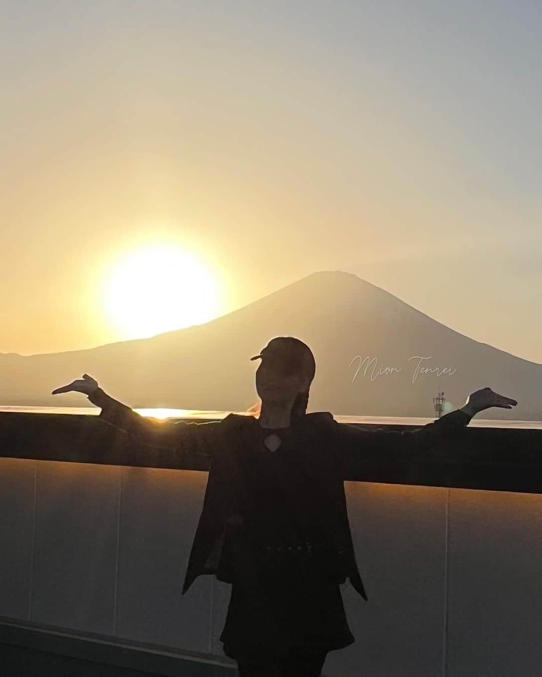 天玲美音さんのインスタグラム写真 - (天玲美音Instagram)「富士山のせてみました！ 太陽もセットで☀️ 元気出るでしょ✨ By MION TENREI♪  🎙4月25日(火)朝10:52〜、ラジオ 『天玲美音 あの日、あの時、あの場所で』  曲は、#坂本龍一 さん 私の大好きな曲をセレクト♪ みなさま、お耳かかれるのを楽しみにしています👂💓  📻ハイライト【Radio ①】へ radikoプレミアムからですと、全国どこからでも聴く事ができます！ (1週間分は、タイムフリーもできます)  #Mtfuji #富士山 #富士山好き #空好き #宙組 #宝塚歌劇団 #宝塚 #ミュージカル #元宝塚 #宝塚og #タカラジェンヌ #富士山大好き #空 #太陽 #輪っか #絶景 #パワー写真 #静岡県 #天玲美音と幸せな毎日を #あのてん #ラジオ #毎週火曜日 #KMIX #朝1052〜 #ぜひ聴いてください」4月25日 15時53分 - miontenrei