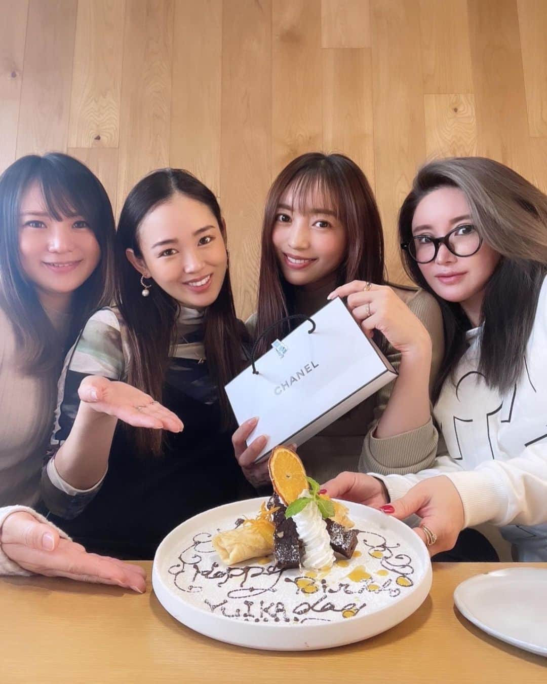 中村エリカのインスタグラム：「いつものメンバーで定例会💕 今回はゆいかっちの誕生日のお祝いも兼ねて🫶 出会ってから2回目の誕生日のお祝いが大好きなメンバーで一緒にできて嬉しい🥰✨ 𝙷𝚊𝚙𝚙𝚢 𝙱𝚒𝚛𝚝𝚑𝚍𝚊𝚢 @yu.i.k.a   #女子会ランチ #女子会 #定例会 #いつメン #誕生日 #hbd #wmf #女子トーク止まらない #女子トーク #話題の #誕生日会 #happybirthday #bdp」