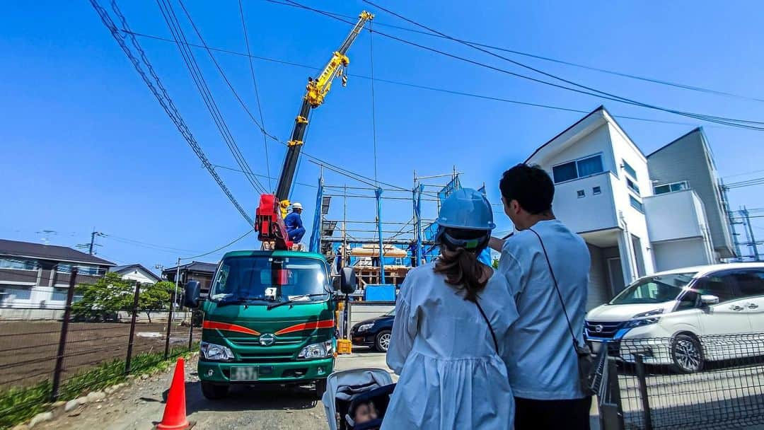 岡庭建設株式会社のインスタグラム：「現 場 p h o t o >>> 　 快晴の中#福生市 の#新築現場 で #建て方工事 が行われました。  お施主様もお忙しいなか 駆けつけてくださいました🌞  #現場監督 が合間を縫って撮影した現場写真が ナイスアングルだったので ぜひご紹介させてください📷✨  若手大工さんもベテラン大工さんといっしょに 一生懸命、丁寧に作業しています。  引き続き、安全第一で工事進めてまいります。  よろしくお願い申し上げます！  ･････････････････････････････････   《みんなでつくるいえ、みんなでまもるいえ。》  #東京都 #西東京市 の地域工務店、岡庭建設です。  資料請求・お問い合わせ先は プロフィールのURLからどうぞ📩 ▶︎ @okaniwastyle   施工事例や住まい手さまの暮らしぶりが見れます📷 ▶︎ #岡庭建設 #okaniwastyle   リノベーションのご相談はこちら🏠 ▶︎ @okaniwa_reform_koubou   ･････････････････････････････････   #注文住宅 #分譲住宅 #家づくり#大工 #職人  #パッシブデザイン #自然素材の家 #無垢材  #木の家 #木造住宅 #自然素材 #無垢床  #新築注文住宅 #新築一戸建て #マイホーム計画  #施工事例 #シンプルな暮らし #シンプルな家づくり  #木のある暮らし#自然と暮らす   #現場 #現場仕事」