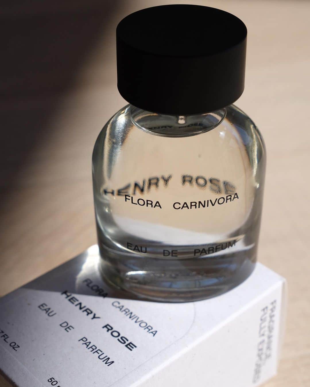 オレーシャ・ルーリンのインスタグラム：「As a perfume lover it’s been more than challenging to find a scent that I love that’s also safe for my body. Perfumers keep the recipes of their scents a secret… which leads to some sexy mystery but also to using chemicals known to distrust your hormones and much more. Not so sexy now is it. That’s why I love @henryrose ( founded by @michellepfeifferofficial) they have done ALL of the work for their customers by ensuring that the ingredients they use are as clean as possible. They have 100% ingredient transparency because they want you to know what you are putting on your body … now that’s SEXY. Somehow out of the 3000 ingredients available to make scents they were able to reduce that number to only 300 options that were clean and safe. Making their scents complex, unique, and clean. 🤍🤍🤍 thank you @henryrose」