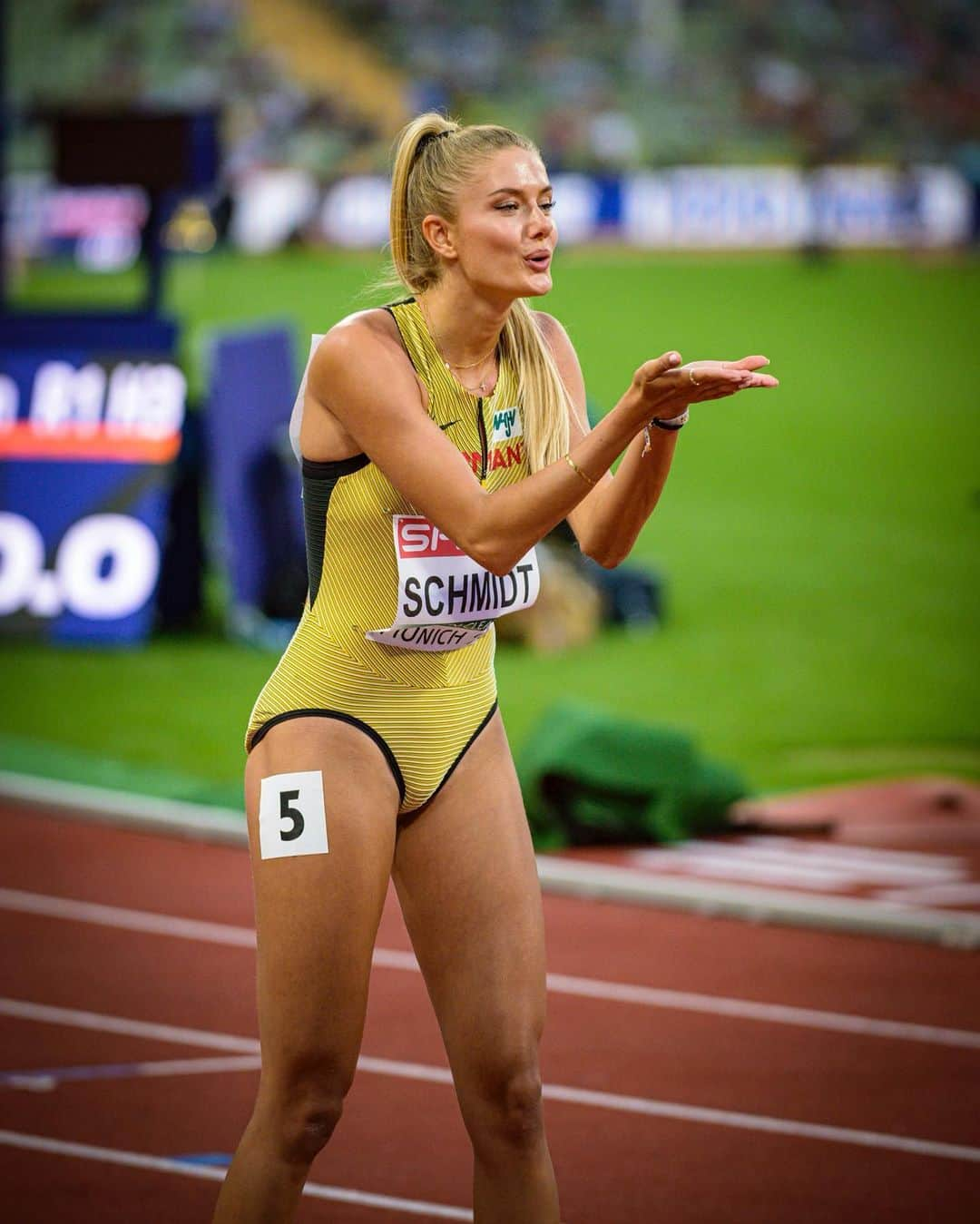 アリカ・シュミットのインスタグラム：「Can‘t believe it‘s already race week again😍  Relay this Saturday 🔥 #trackandfield」