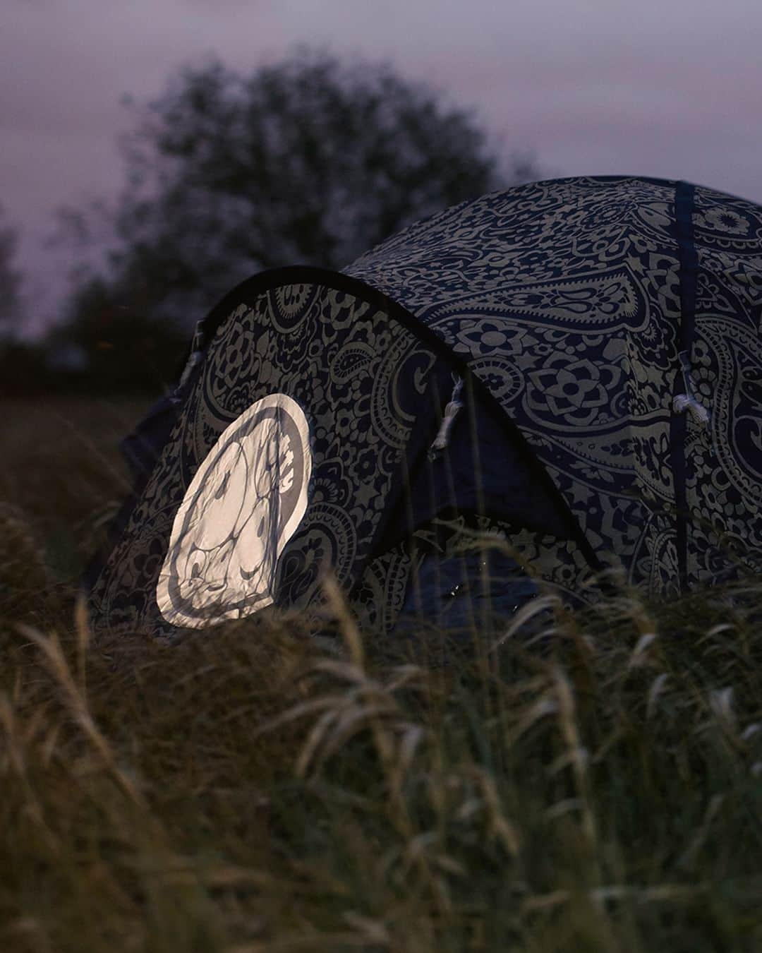 プリティグリーンさんのインスタグラム写真 - (プリティグリーンInstagram)「New this season, the Reflective Paisley Tent. A two-person, fully waterproof tent which features a porch/storage area with windows and built-in groundsheet. Get festival ready. #prettygreen #festival」4月26日 3時00分 - prettygreenltd