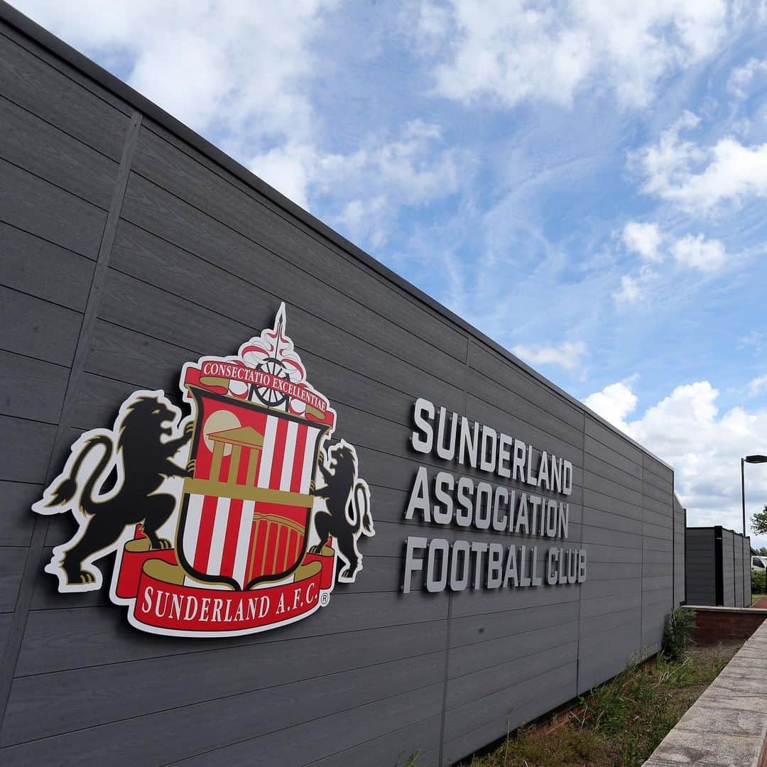 のインスタグラム：「Sunderland AFC is delighted to announce that #SAFCWomen will implement a hybrid playing model for the 2023-24 season.   A step forward on the pathway to becoming a full-time professional outfit, the transition to a hybrid playing model will see some members of the women’s senior team join the Club on a full-time basis.   The approach will also allow other players to remain with the Club in a part time capacity, as they continue to forge successful careers outside of football across a diverse range of industries.   Mel Reay’s side have enjoyed a progressive campaign on and off the pitch in the Barclays Women’s Championship, with the Lasses currently ranked 10th ahead of their final league encounter of the season.   Several players have also earned international recognition following their performances at domestic level and the Women’s Under-23 side are currently enjoying an unbeaten inaugural campaign.  Domonic Bylett’s outfit are close to clinching the Durham FA Women’s League One title, with the Foundation of Light’s Regional Talent Centre also continuing to go from strength to strength.  More details can be found at safc.com.」