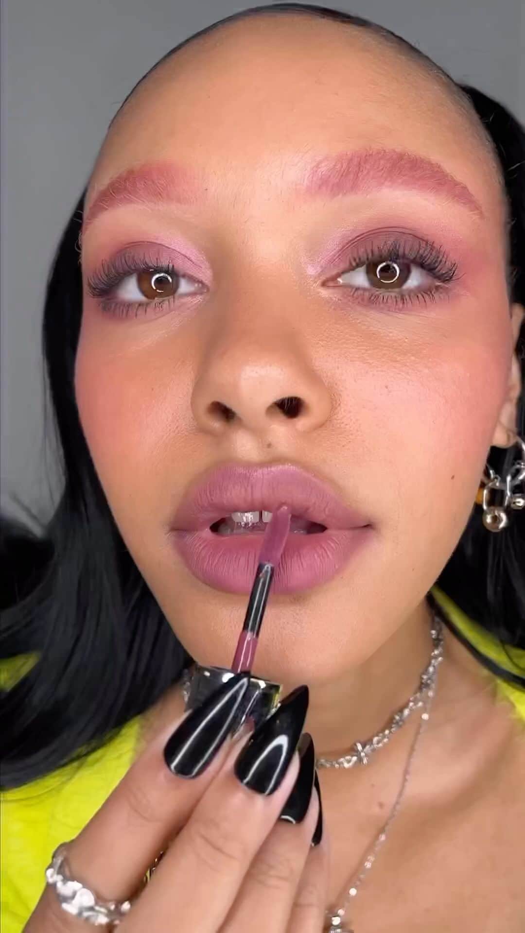 M·A·C Cosmetics BRのインスタグラム：「Faça do roxo seu novo natural com a #SmokyMauve trend. Eleve instantaneamente seu look com um toque suave do NOVO M•A•C Locked Kiss Ink em Opulence 💜  #MACTrend #MACLockedKissInk」