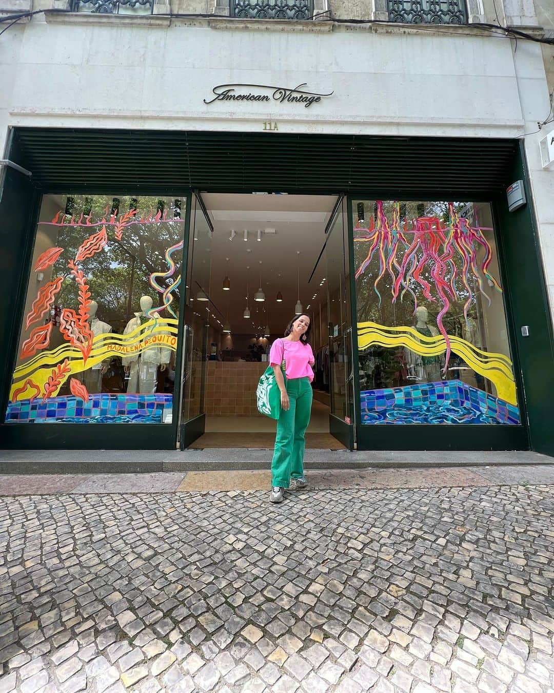 アメリカンビンテージのインスタグラム：「Fan of the colors in the window of our Lisbon Liberdade store, painted by the talented @madalenajpequito 🇵🇹🌈 Friends in Lisbon: come see the art until April 29 and get our limited edition tote-bag with an exclusive design from the artist!  #americanvintage #art #youngcreation #storewindows #retailnews"」