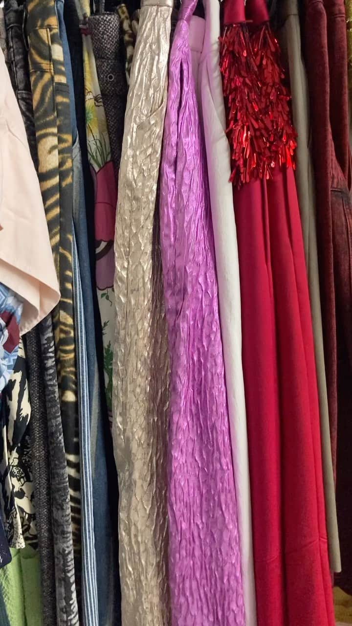 レイチェルコーミーのインスタグラム：「A new selection of items has just been added to the RC Resale shop, alongside your pre-loved pieces. Find something special and keep our clothing in circulation. It’s a win-win.」