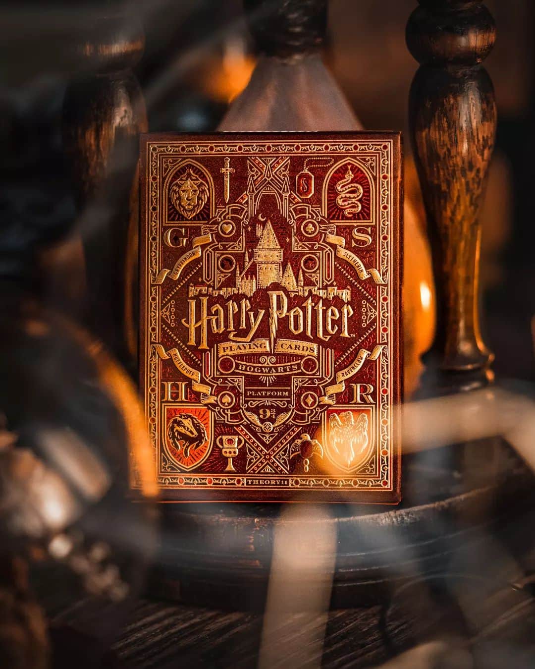 ダニエル・ラドクリフ（ファンアカウント）のインスタグラム：「These Harry Potter Playing Cards are seriously next level. The details and production quality are incredible! Details here: theory11.com/harrypotter @theory11  #harrypotter #card #hogwarts #gryffindor #ravenclaw #slytherin #hufflepuff #play #gaming #amazing #art #magic #movie」