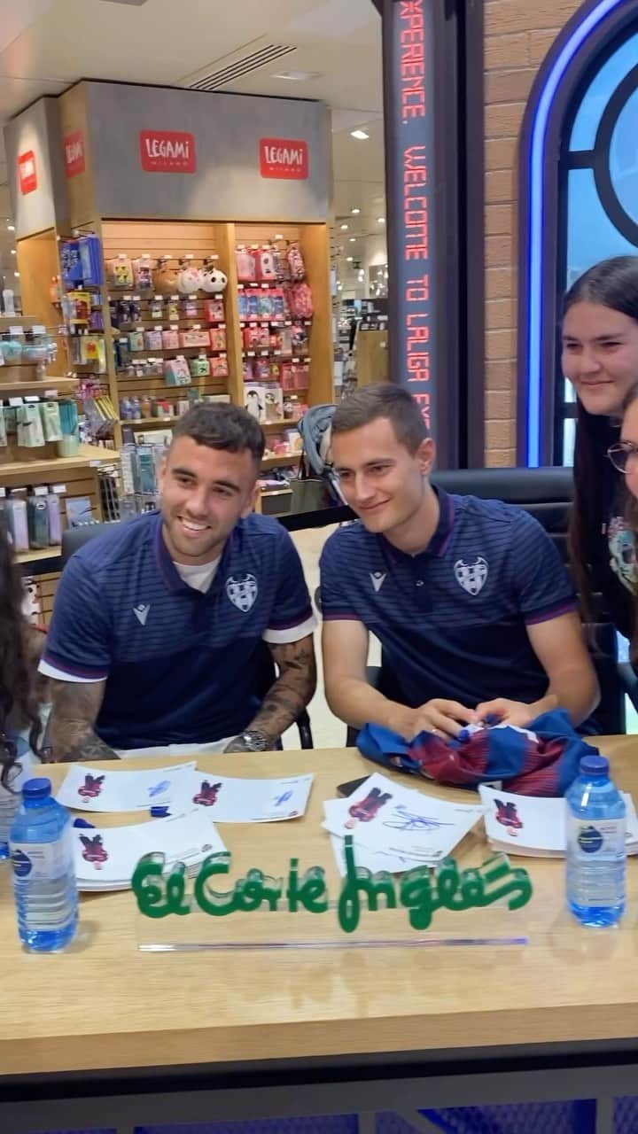 レバンテUDのインスタグラム：「Hay ganas 𝑳𝒆𝒗𝒂𝒏𝒕𝒆 𝑼𝑫 🔵🔴  1️⃣8️⃣ @jorge_defrutoss ✍🏻 1️⃣9️⃣ @rober.ic77   #OrgullGranota 🐸  • @grupomarcosautomocion @macron @sesderma @baleariaferry @amstel_es @cocacola_esp」