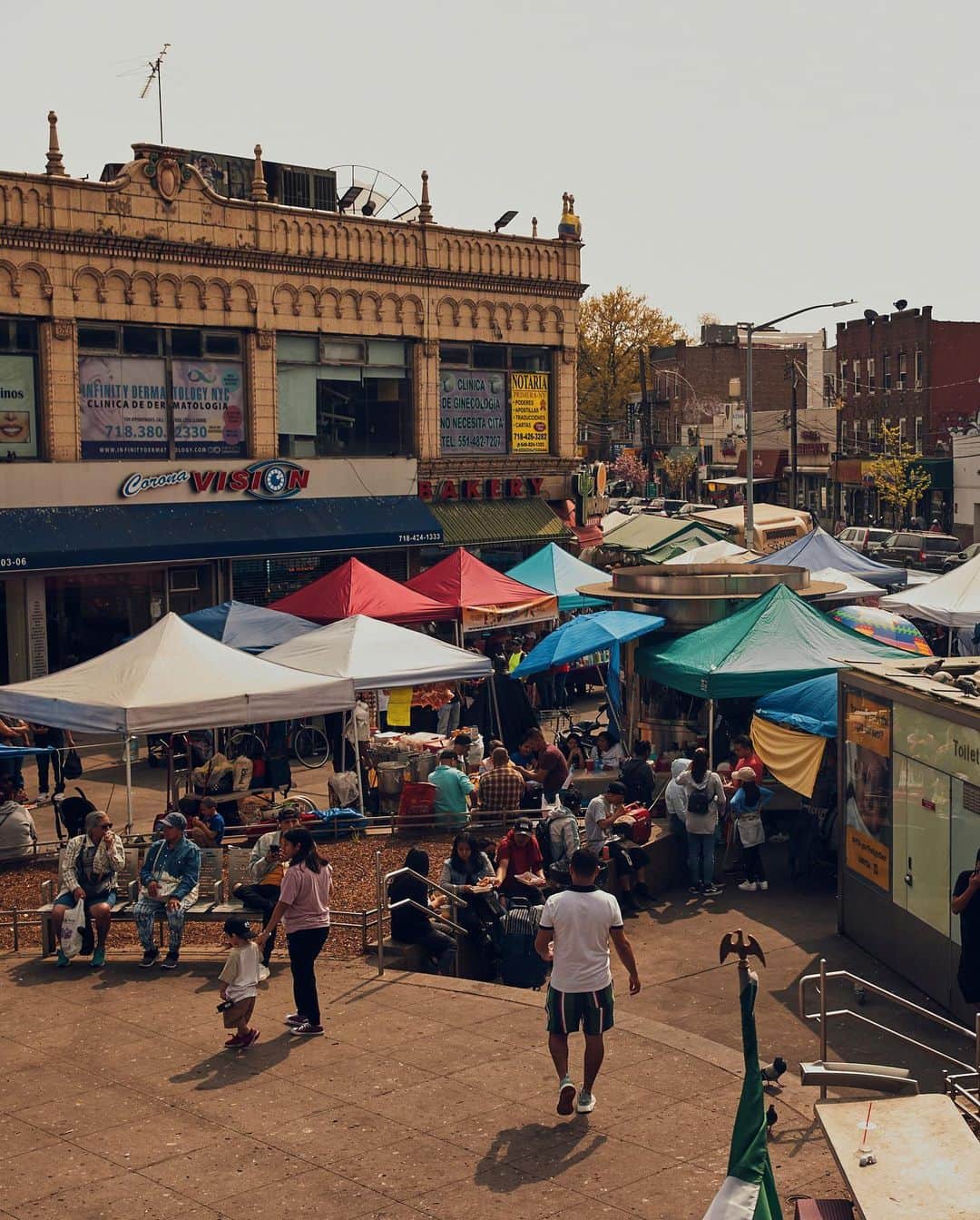 ニューヨーク・タイムズさんのインスタグラム写真 - (ニューヨーク・タイムズInstagram)「The Corona Plaza market, a rare hub created by neighborhood food vendors in Queens, teems with the aromas and colors of many cuisines. But its future is uncertain.  Directly below the 103rd Street-Corona Plaza subway station, dozens of vendors sell home-style food from across Latin America — the kind you won’t easily find in restaurants. The market is frequented primarily by Corona residents, who say they love the authenticity of the food, and the prices.  Last summer, the street vendors formally established their own organization, La Asociación de Vendedores Ambulantes de Corona Plaza, to run the market — making this one of the few markets in New York spearheaded and operated by local vendors. They face a host of challenges, including hauling their wares and dealing with the police. Most of the Corona Plaza vendors don’t have the permits the city requires, and many have been ticketed or told to leave by the police. They hope the association they created can build a better relationship with the authorities.  The city’s Department of Transportation is working with the association to bring in a market operator to manage the vendors in the plaza, so they wouldn’t need a permit for mobile food vending. The city also recently installed large trash bins in the plaza for commercial waste. The vendors said they were optimistic that these shifts would attract more visitors, especially with warmer weather on the way. “Other people from other nationalities can come and learn about our culture,” said Miguel Angel Padilla, who runs the Tacos Los Dos Compas stall.  Tap the link in our bio to see what’s cooking at Corona Market. Photos and video by @mosadek」4月26日 1時43分 - nytimes