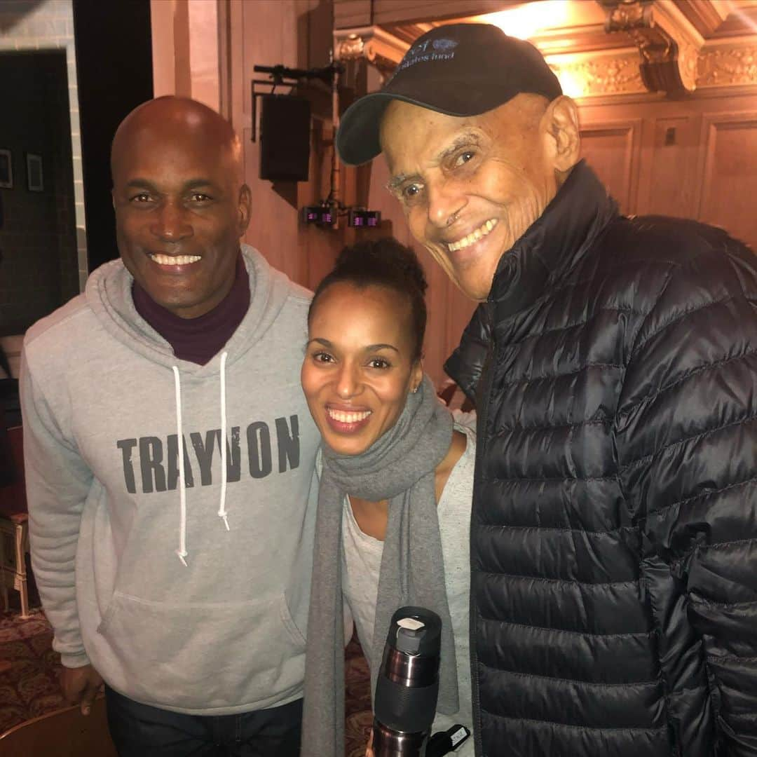 ケリー・ワシントンさんのインスタグラム写真 - (ケリー・ワシントンInstagram)「So many of us owe a debt of deep gratitude and inspiration to Harry Belafonte. As an artist and as an activist, he paved the way! With fearlessness and warmth and grace. This moment backstage at #AmericanSon was the last time I saw him. The pride he expressed and support he showed for my work on and off the stage will forever remain in my heart. The world lost a bright light this morning. But we will shine on and continue the fight for liberation in his honor! Rest in peace king 🙏🏾❤️」4月26日 1時52分 - kerrywashington