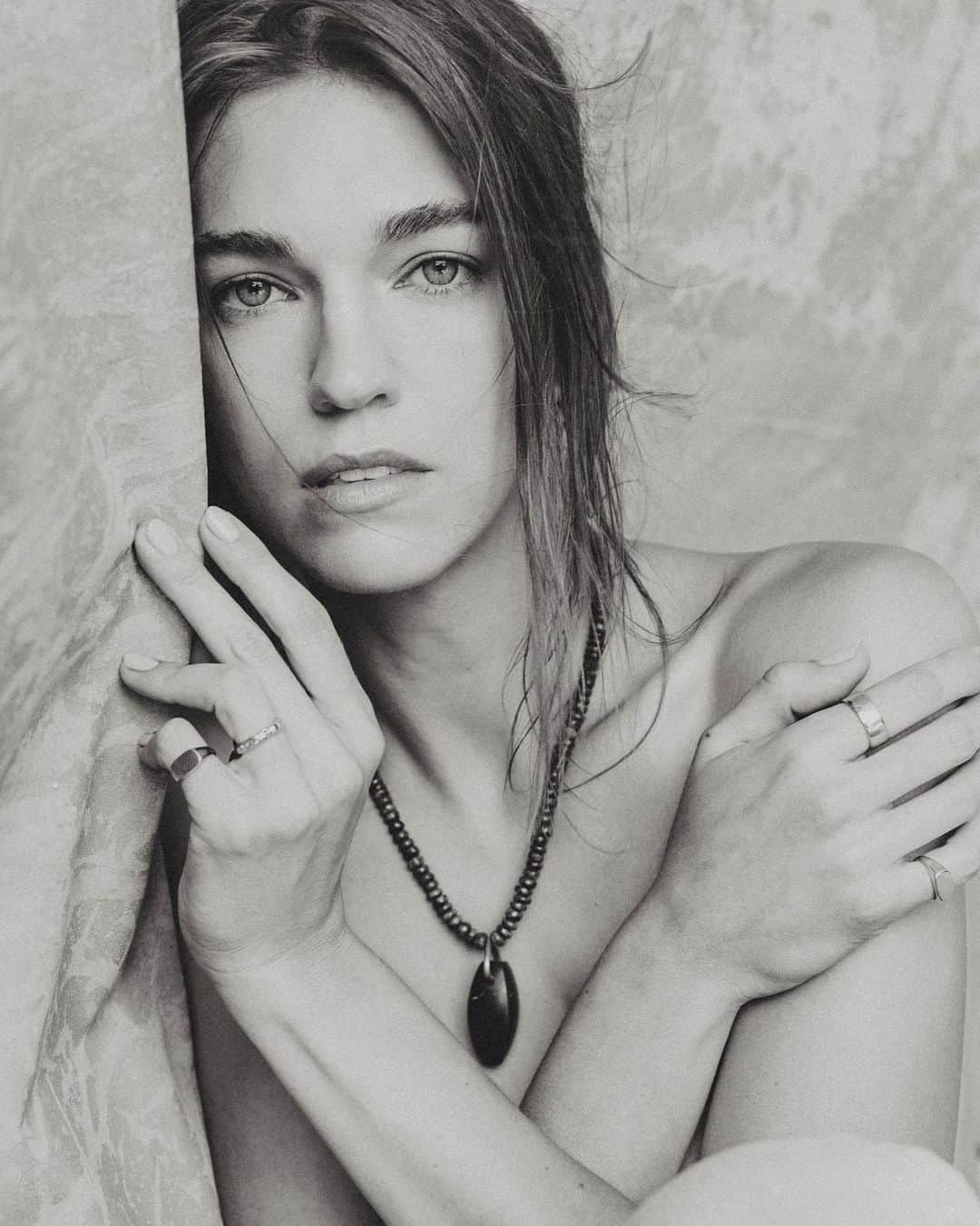 サマンサ・グラドヴィルさんのインスタグラム写真 - (サマンサ・グラドヴィルInstagram)「In the studio with @jordanowen.nyc wearing all @samvarajewelry 🎞✨ Featuring the latest Andro Ring, the classic Samvara Signet, and my completely one-of-a-kind necklace made of Shungite Stone (with handcrafted sterling silver bail) and Chrysocolla Crystals 🖤 #samvarajewelry #ladysmith #wearsamvarayourway」4月26日 1時53分 - samgradoville