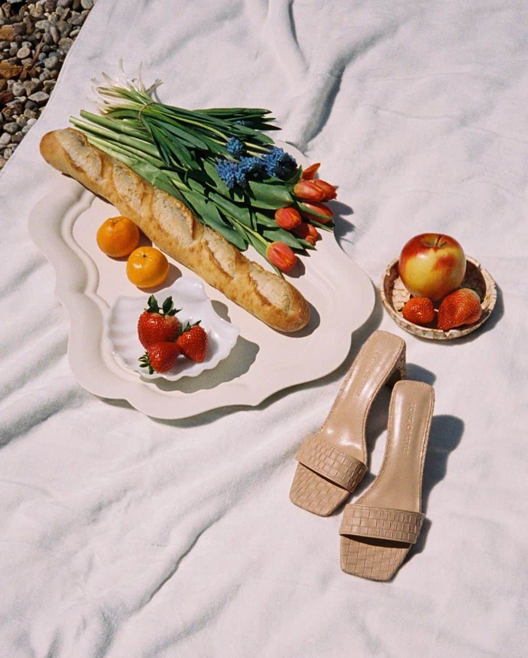 エイミー・ソングさんのインスタグラム写真 - (エイミー・ソングInstagram)「ICYMI: the Arrow heel is perfect for upcoming summer picnics + ready to add to your cart on @revolve.   #summerheels #shoeaddicts #shoeaddiction #revolve」4月26日 1時45分 - songofstyle
