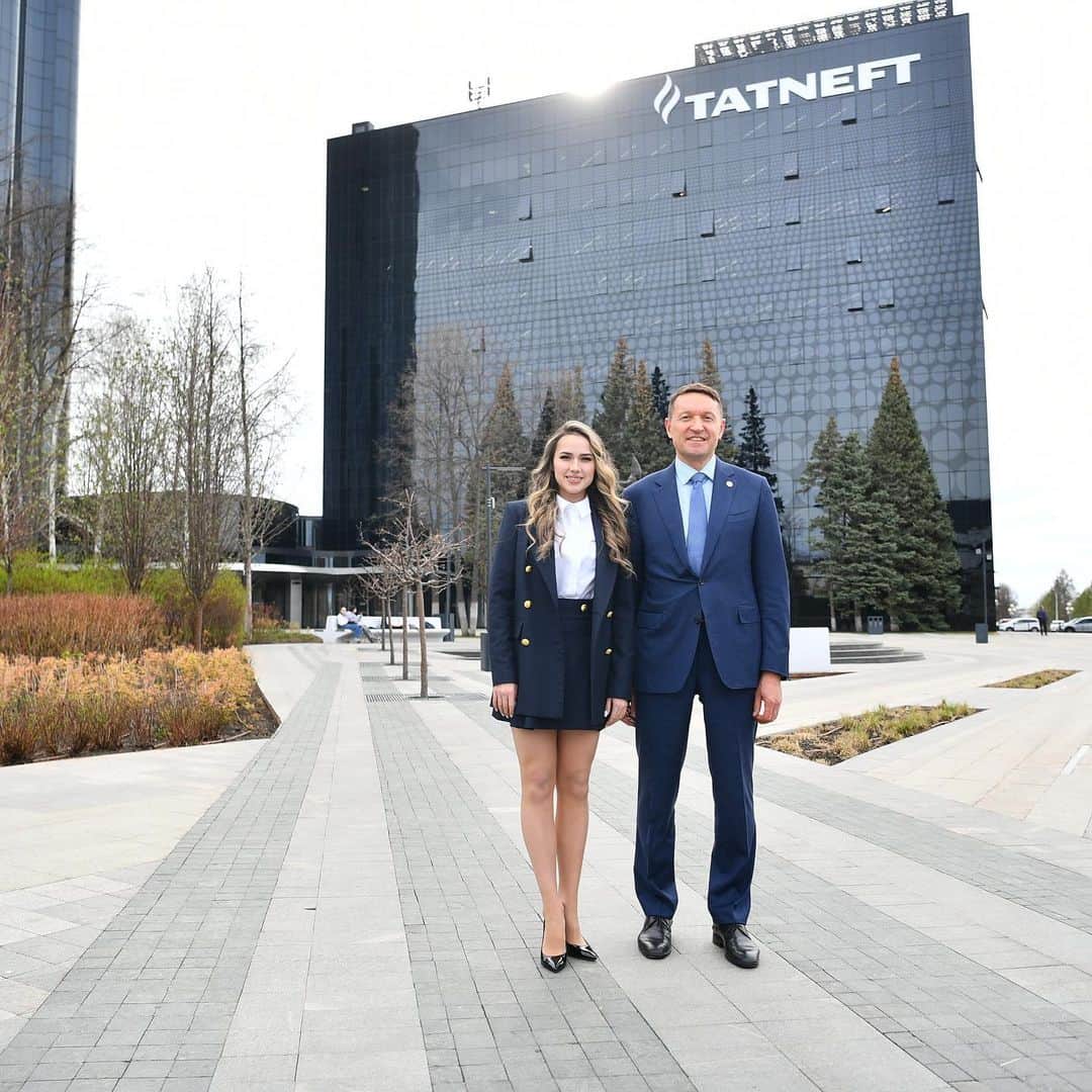 アリーナ・ザギトワのインスタグラム：「Сегодня такое важное для меня событие! Я стала амбассадором главной компании моего родного региона - компании Татнефть!🥳  Татарстан для меня особое место, здесь я выросла, впервые встала на коньки. Во многом опыт, который я получила в Татарстане, помог мне стать Олимпийской чемпионкой. 🥇Татарстан - моя родина, особенное место в моем сердце! Мне важна судьба региона, и поэтому я с огромной радостью согласилась стать партнером «Татнефти», команда которой так много делает для родного Татарстана! 💚❤️  Я очень благодарна лично Наилю Ульфатовичу Маганову за то, что он увидел во мне не только амбассадора-спортсмена, но и советника по спортивным проектам!😎  «Татнефть» очень много уделяет внимания развитию детского спорта, и я очень рада, что смогу вместе участвовать в этом! 🤩  Вместе с моим надежным партнером мы сможем развивать спортивные и благотворительные проекты Компании!🥰」