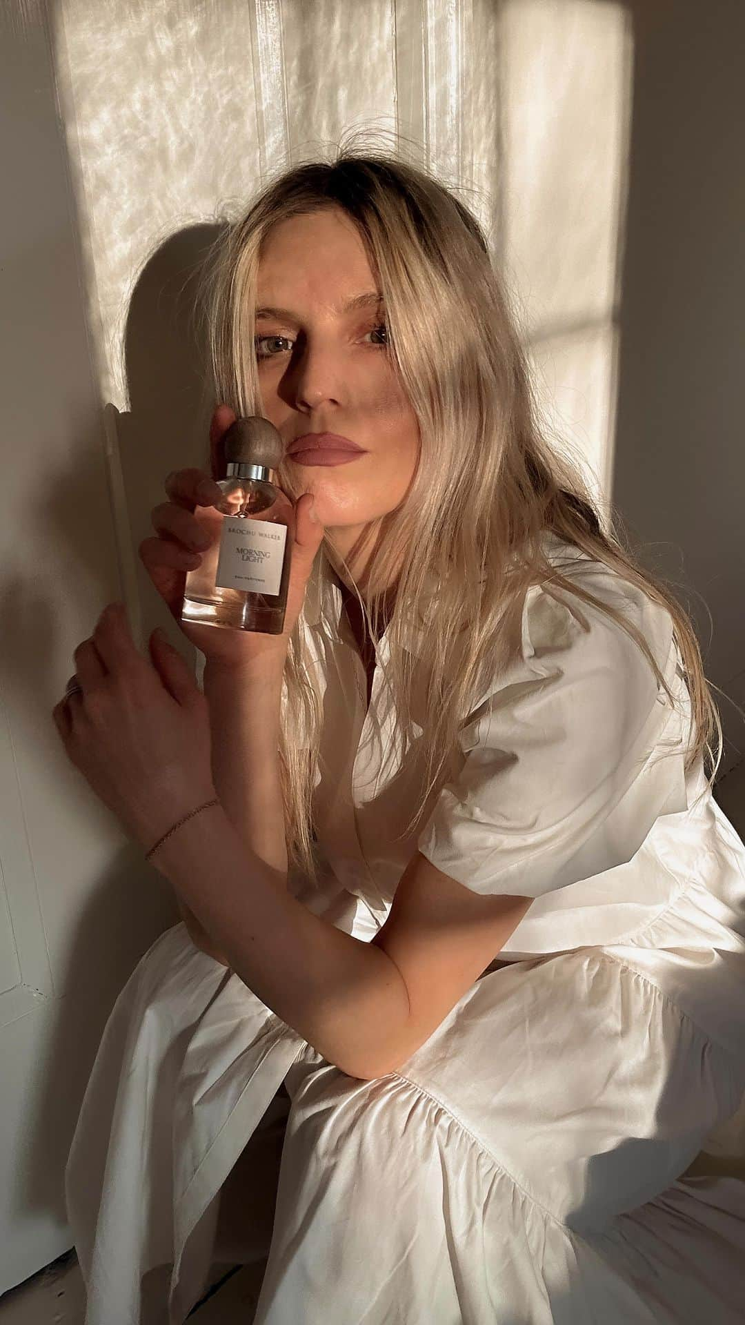 ブロシュウウォーカーのインスタグラム：「“…Soft and bright, serene and energetic, soothing and spicy. A transporting scent to awaken your senses…” - @heleneheath   #brochuwalker #morninglight」