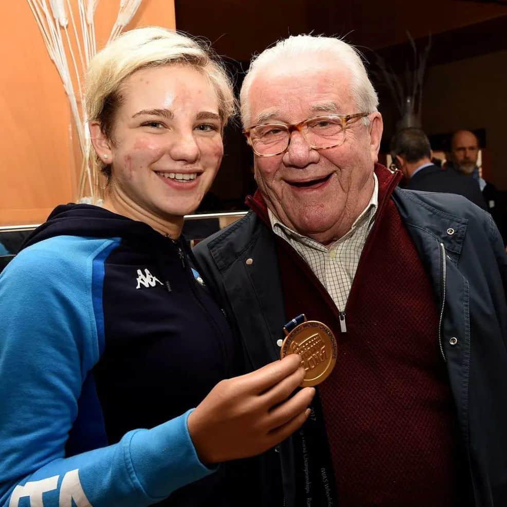 ベアトリーチェ・ヴィオのインスタグラム：「Nonno Giorgio era il mio fan numero 1 e custode ufficiale delle medaglie e dei premi fin da quando ero piccola. 🥇🇮🇹  Io non vedevo l’ora di vincerne per tornare a casa e vederlo felice. 🥳  Ci andava in giro tutto fiero, convinto che fungessero anche da salta-file alle poste e bonus scontistica alla farmacia… mitico! 😍  il nonno è mancato improvvisamente ieri proprio mentre eravamo sul volo di ritorno in Italia dalla Coppa del Mondo a Nimes… le medaglie andranno con lui in ogni caso. 💕🥺  Super Nonno Giorgio 🦾 per sempre nei nostri cuori e alle mie gare 💕」