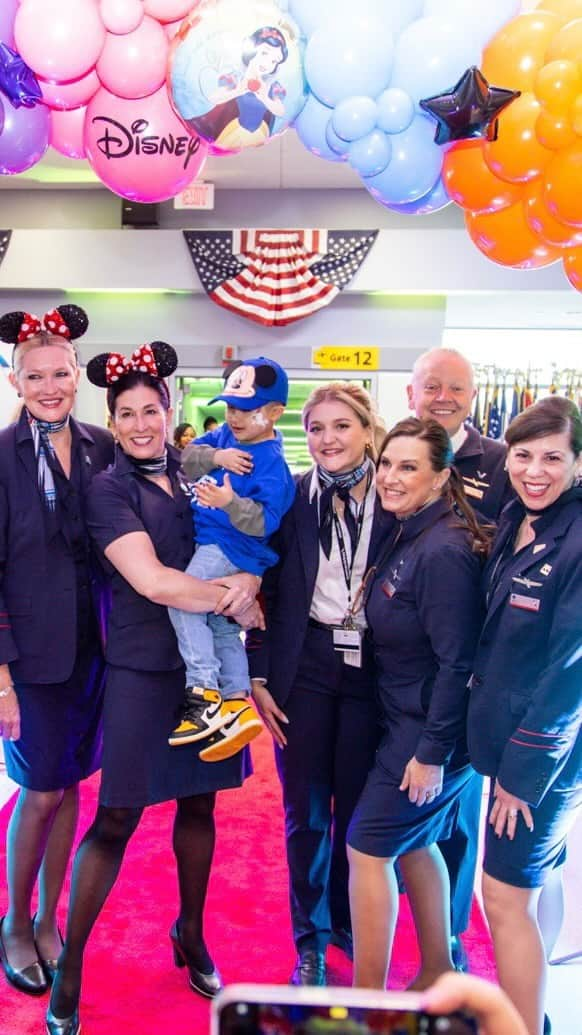 アメリカン航空のインスタグラム：「Best. Flight. Ever! 🛩️✨ American #LetGoodTakeFlight with @makeawishamerica, @thepointsguy and The Walt Disney Company by granting the wishes of 26 children battling critical illnesses with a trip of a lifetime. We chartered an aircraft for the Best Flight Ever, complete with an epic gate celebration and fun-filled inflight experience so these special kids and their families can pause from their worries back home and experience the joy of travel.   Help us celebrate World Wish Day this year by making a big donation — now through April 30, American is directing all AAdvantage® miles donated to Global Health and Well-Being to Make-A-Wish, up to 50 million miles. Link in bio to donate now.」