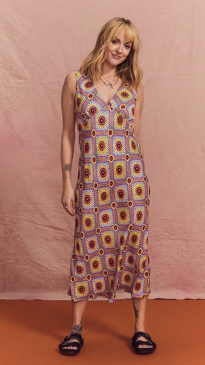 ファーン・コットンのインスタグラム：「#ad This collection is pure sunshine ☀️ We’re all about the summery and citrusy colours in our latest @happyplaceofficial x @nobodyschild’s spring/summer collection. This is the Helena dress, one of my faves 👍  #NobodysChild #NCxHP #responsiblefashion」