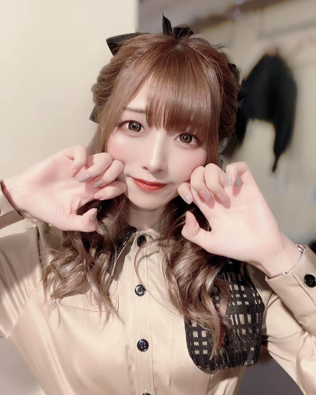 望月みゆのインスタグラム：「. ✿new ネイル▷ #miezenail . くすみカラーで 大人っぽいネイルにしました♡ 押し花とキラキラも めっちゃかわいい〜₍₍ (ง* ॑꒳ ॑*)ว ⁾⁾ . 担当:sumireさん @lumiere_x7  ありがとうございます♡ . . #望月みゆ  #みゆちぃ　#miyuchy #バンもん　#banmon #japanesegirl  #japaneseidol #春ネイル #くすみカラーネイル #押し花ネイル」