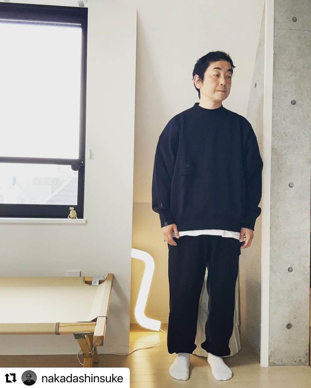 のインスタグラム：「#Repost @nakadashinsuke with @use.repost ・・・ 続いてBlackは上下セットでシンプルにスタイリングしてみました‼️やっぱりセットアップは最高ですね🥰🥰🥰🥰🥰🥰🥰🥰🥰🥰 急なご連絡で申し訳ございません💦💦💦💦💦💦💦💦 ゲリラ販売とかは考えていなかったのですがそうなってしまい申し訳ないのですが、New Color2色を含めた追加販売がスタートします‼️ 前回申し訳なかったのですが購入出来なかった方、是非この機会にご検討頂ければと存じます‼️ ずっとリクエスト頂いておりました、"Black"がいよいよ登場致します‼️ そして個人的には絶妙な表現ができた"Log Green(生丸太色)"も非常にオススメです‼️ 私の定番"Grey Merange"の追加もあり、完璧な布陣で臨む今回のコレクション💪💪💪 新カラーは追加がありませんので、見逃さないようにして頂ければと。 私の撮影ではテクニックがなくて色のニュアンスを表現出来なかったので、詳細をご確認頂きたい方は是非Loopwheelerのホームページ、鈴木さんのNewsを是非ご確認頂ければと‼️ 私のプロフィールに貼り付けておきます‼️  ▲▲▲▲▲▲▲▲▲▲▲▲▲▲▲▲▲▲ LOOPWHEELER for The▲Hermit Club "On & Off Crew" ¥26,400-(tax included) "On & Off Parka" ¥33,000-(tax included) "On & Off Pants" ¥31,190-(tax included) 【Restock Color】 -Grey melange- 【New Color】 -Black- -Log Green- @loopwheelerss  @loopwheelersendagaya  #loopwheeler  #thehermitclub ▲▲▲▲▲▲▲▲▲▲▲▲▲▲▲▲▲▲ ※販売日など詳細はLoopwheeler Newsをご確認ください。」