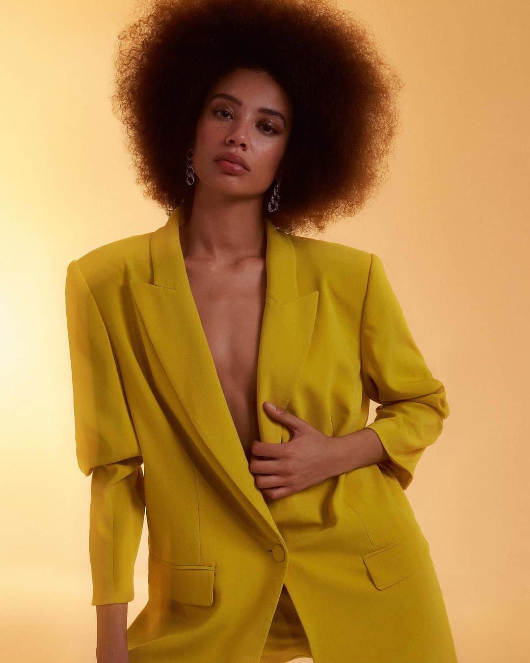 BCBGマックスアズリアのインスタグラム：「The ultimate suit #BCBGMAXAZRIA」