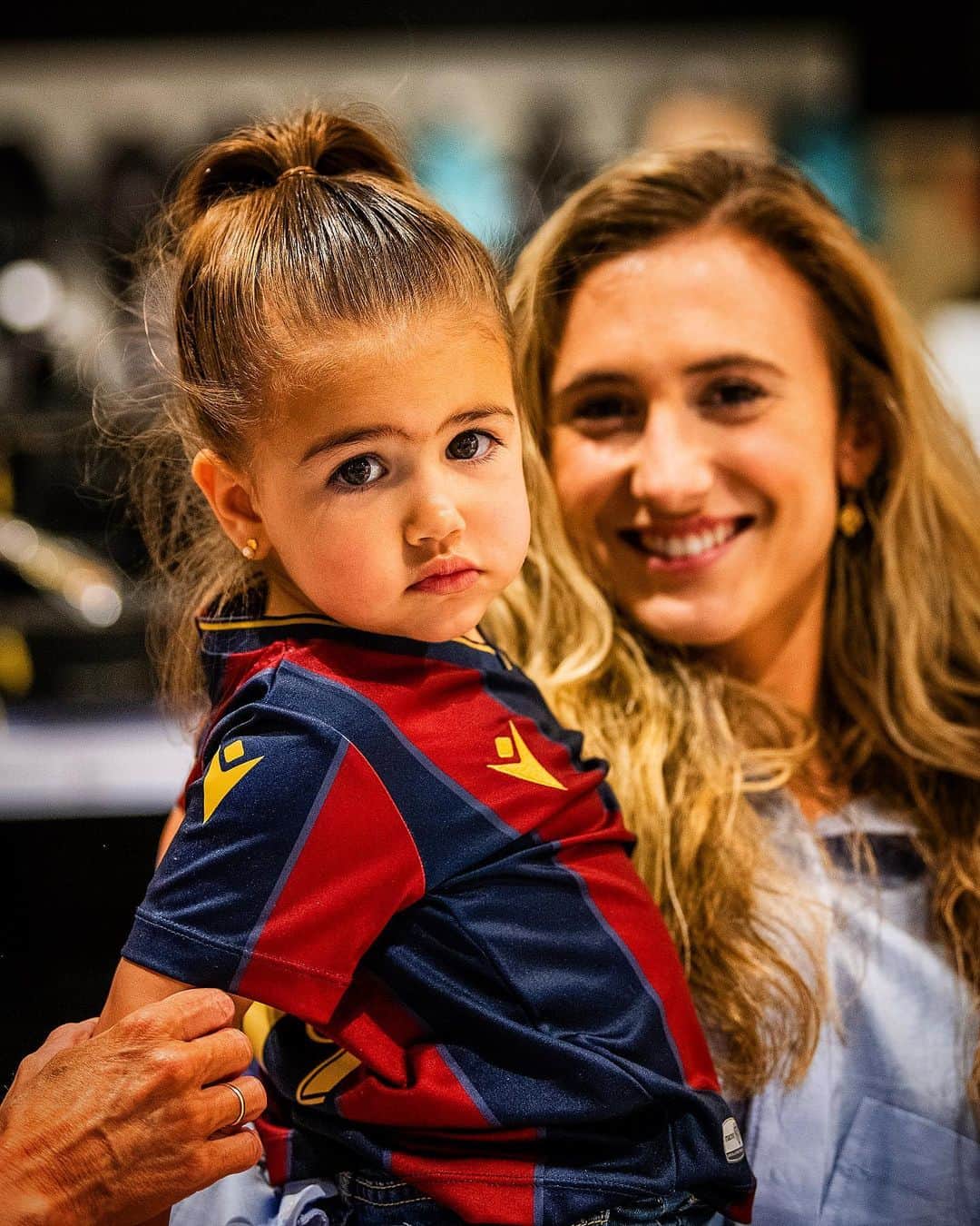 レバンテUDのインスタグラム：「Qué cosa más linda 🥰  #OrgullGranota 🐸  • @grupomarcosautomocion @macron @sesderma @baleariaferry @amstel_es @cocacola_esp」