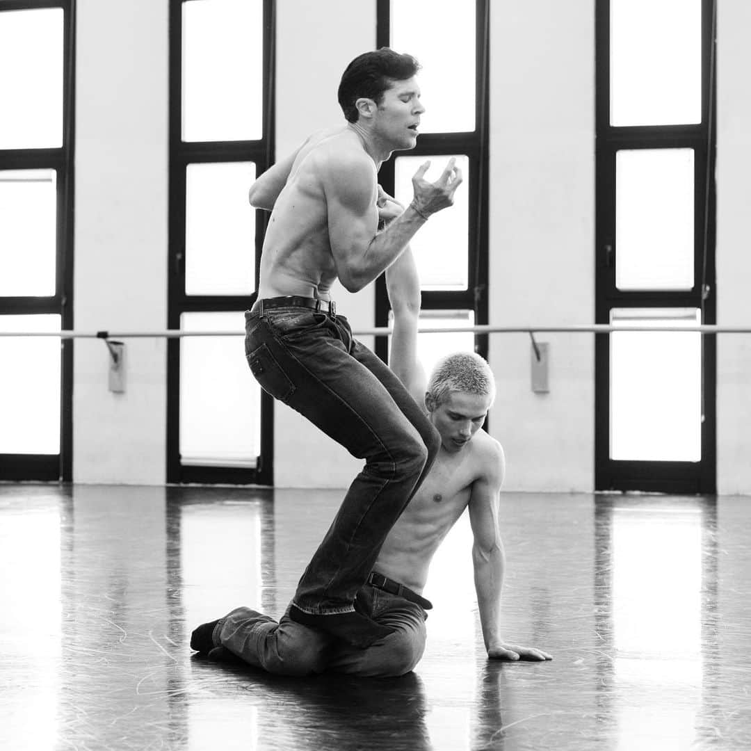 ロベルト・ボッレのインスタグラム：「Precious debut tonight.  I hope you’re coming to support us ;-) @brahmachicken  #lesindomptés  @benjamin.lamarche.sous_la_peau  📸 @wito_vl  @officialrobertobolle  @ilrossetti  #trieste」