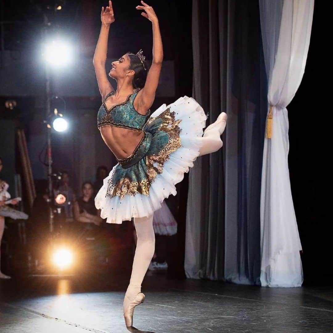 Ballet Is A WorldWide Languageさんのインスタグラム写真 - (Ballet Is A WorldWide LanguageInstagram)「Stunning @sreyaballerina by @iophotostudio for @adcibc 🩵  #worldwideballet」4月26日 2時26分 - worldwideballet