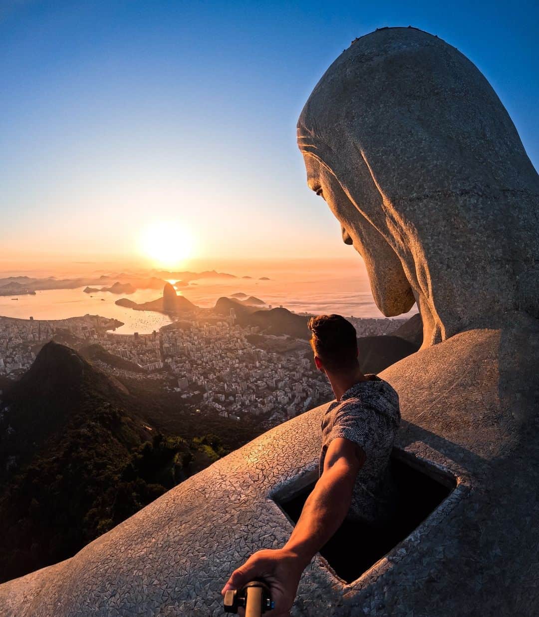 goproさんのインスタグラム写真 - (goproInstagram)「Photo of the Day: Brilliant Brazilian views 🇧🇷 Snapped with 27MP on #GoProHERO11 Black by #GoProFamily member @ropdz.  @cristoredentoroficial @goprobr #GoProBR #GoPro #GoProTravel #GoProSelfie #Brazil #Rio #ChristTheRedeemer #Travel」4月26日 2時27分 - gopro