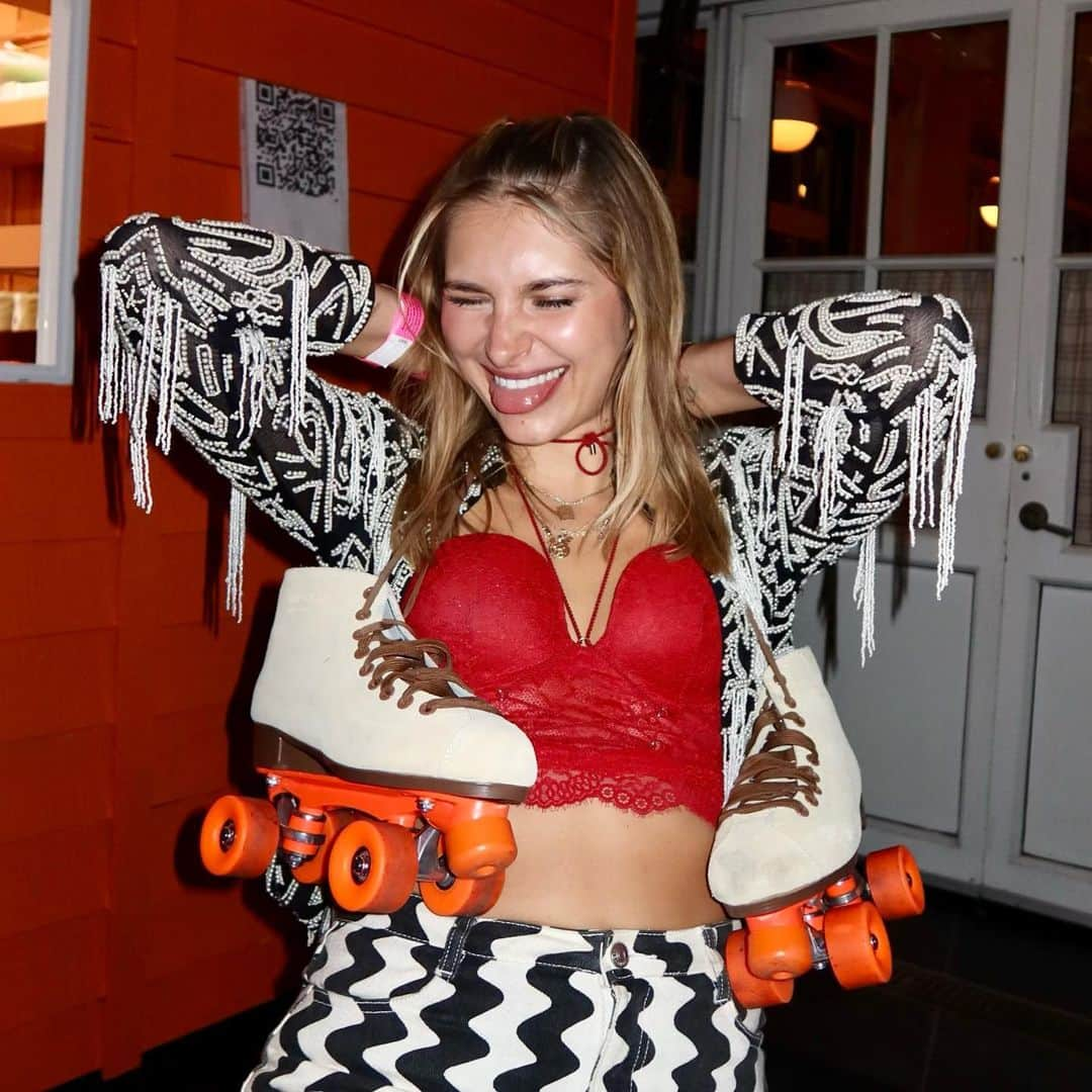 Monica Aksamitのインスタグラム：「successfully rollerskated for the first time and didn’t break any bones ✔️  who’s coming with me for round 2? If we’re being honest, I’m going back for the burgers  #nyc  #thingstodoinnyc #rollerskating #rollerskating #rollerskates」