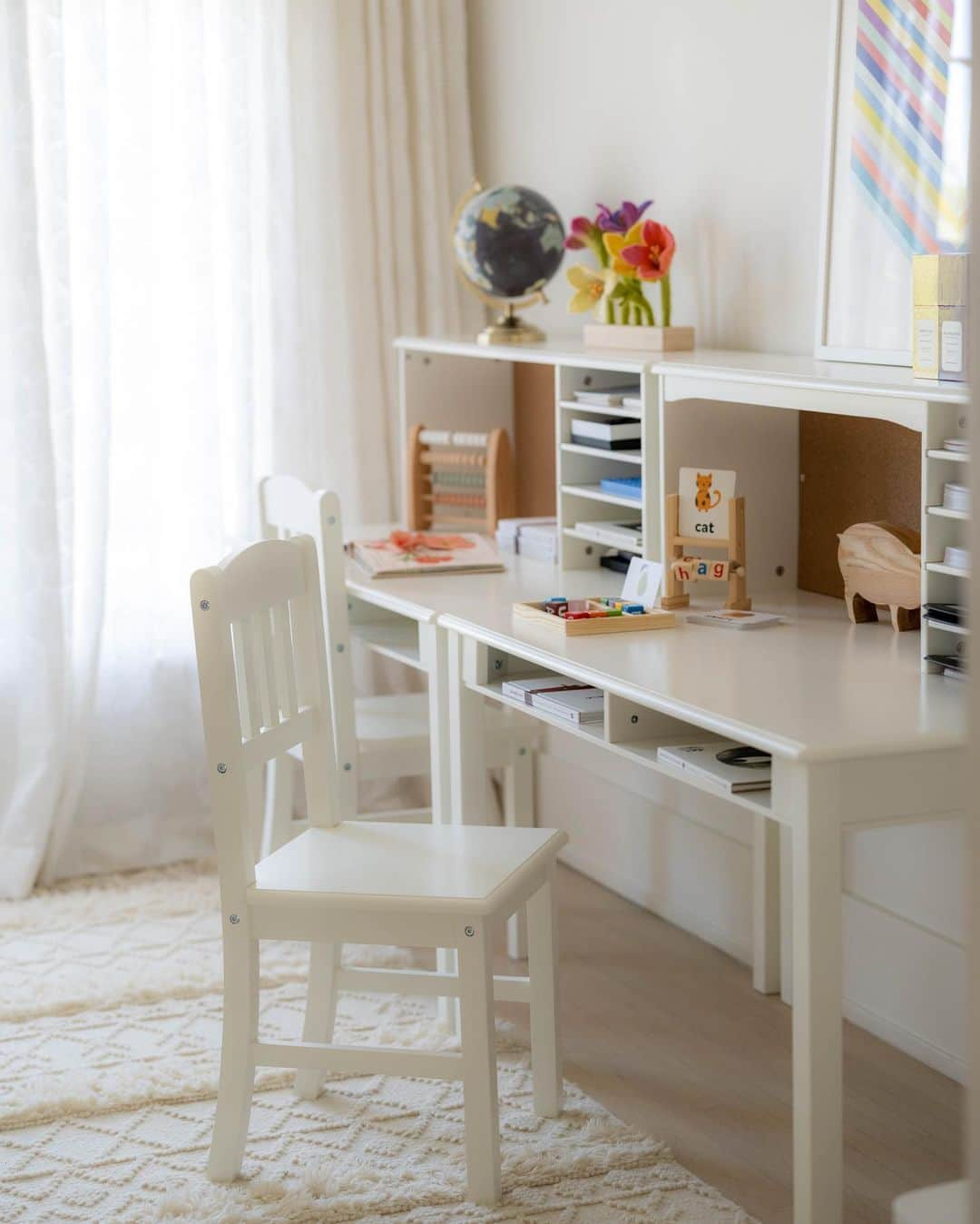 エリン フェザーストンさんのインスタグラム写真 - (エリン フェザーストンInstagram)「Now that you’ve seen my home office, I thought I’d show you the library and study space I created for my three boys. My oldest is in first grade and this was our first year having homework so setting up a space for him was fundamental in helping to lay down a good foundation of study habits, and of course the two little ones wanted to tag along. These media desk and chair sets from @Guidecraft_official were the perfect intersection of size, function and design.  The rotating book display is so cute and my baby loves to explore with it. You’re never to young to love reading! Photo by @elizabethmessina @Guidecraft_official, #Guidecraft, #Guidecraft_official, #Guidecraftfurniture」4月26日 2時37分 - erinfetherston