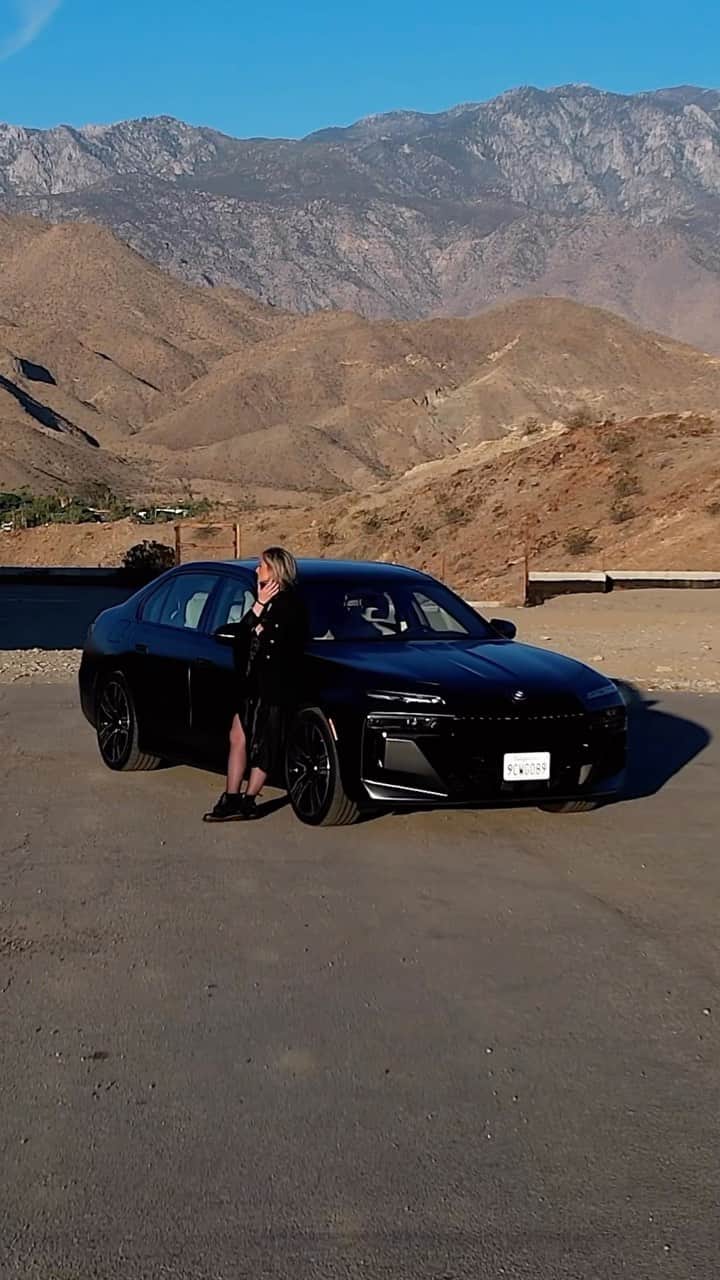 BMWのインスタグラム：「We love an it girl ⚡️ 📸: @ninacarmaria @fabian_kirchbauer #BMWRepost  The BMW i7. #THEi7 #BMWi #ThisIsForwardism __ BMW i7 xDrive60: Combined power consumption: 19.6–18.4 kWh/100 km. Combined CO2 emissions: 0 g/km. Electric range: 590–625 kilometers. All data according to WLTP. Further info: www.bmw.com/disclaimer」