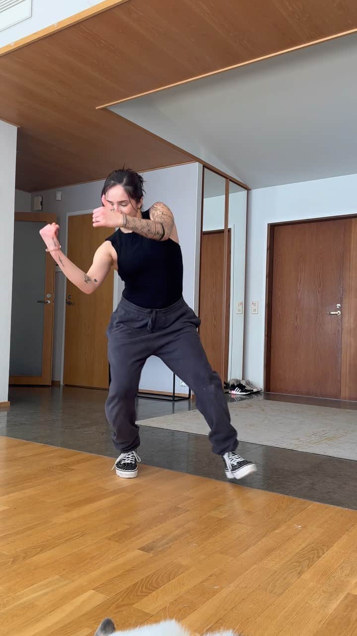チャチー・ゴンザレスのインスタグラム：「Back at it 🖤   dc @jxshh____」