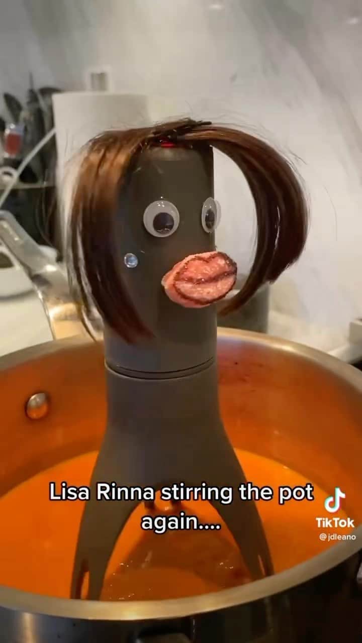 リサ・リナのインスタグラム：「💋😂🤗」