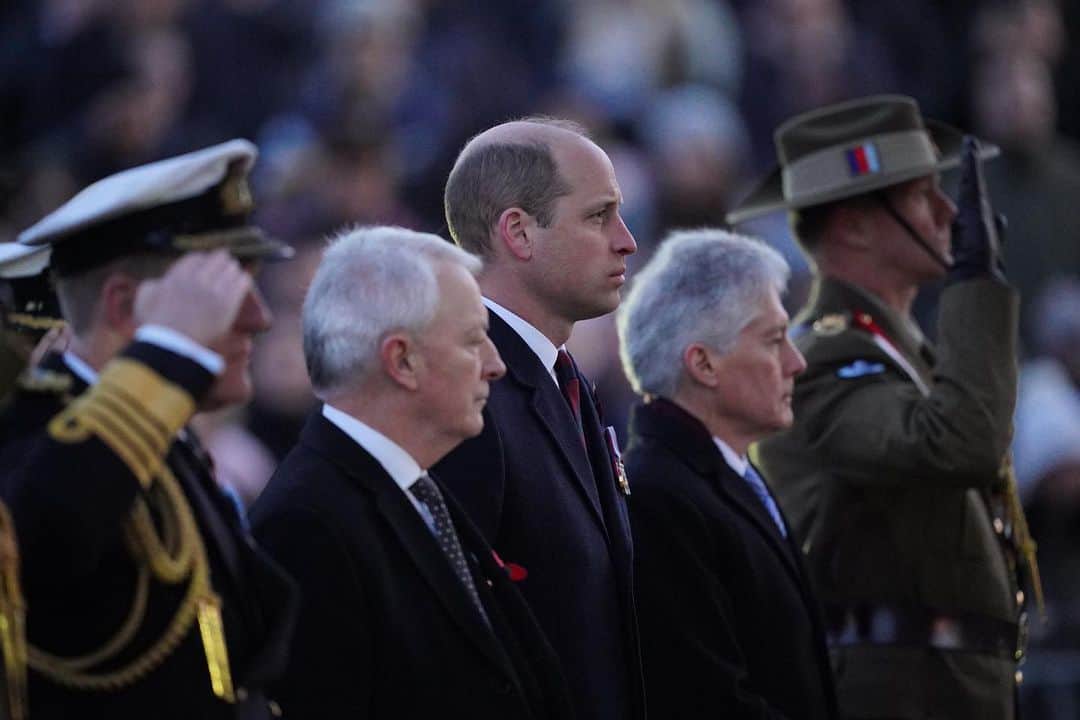 ロイヤル・ファミリーのインスタグラム：「This morning, The Prince of Wales and The Duke of Gloucester attended services commemorating Anzac Day in London.  Anzac Day has been observed in London since King George V attended the first service at Westminster Abbey in 1916 to mark the anniversary of the landings at Gallipoli.  The Prince of Wales attended the Dawn Service at the Australia Memorial at Hyde Park Corner. During the service, His Royal Highness laid a wreath in remembrance.  At the Cenotaph on Whitehall, The Duke of Gloucester attended a Wreath Laying Ceremony. This was followed by the Service of Commemoration and Thanksgiving at Westminster Abbey.」