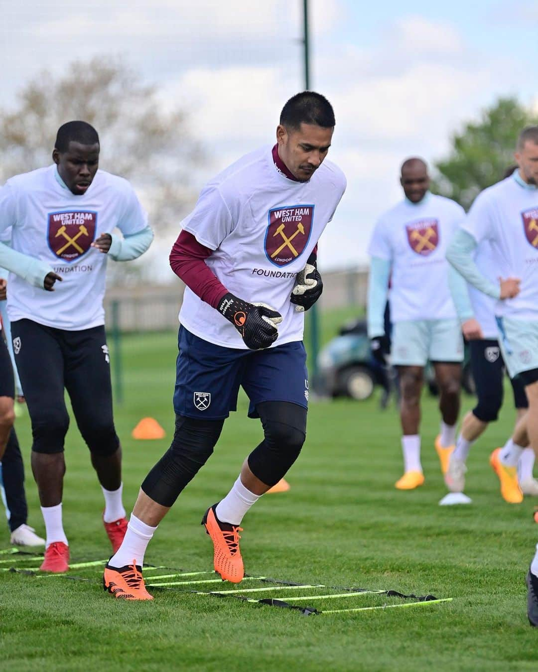 アルフォンス・アレオラさんのインスタグラム写真 - (アルフォンス・アレオラInstagram)「Gloves 🔛🧤 @westham #COYI」4月26日 2時49分 - alphonseareola