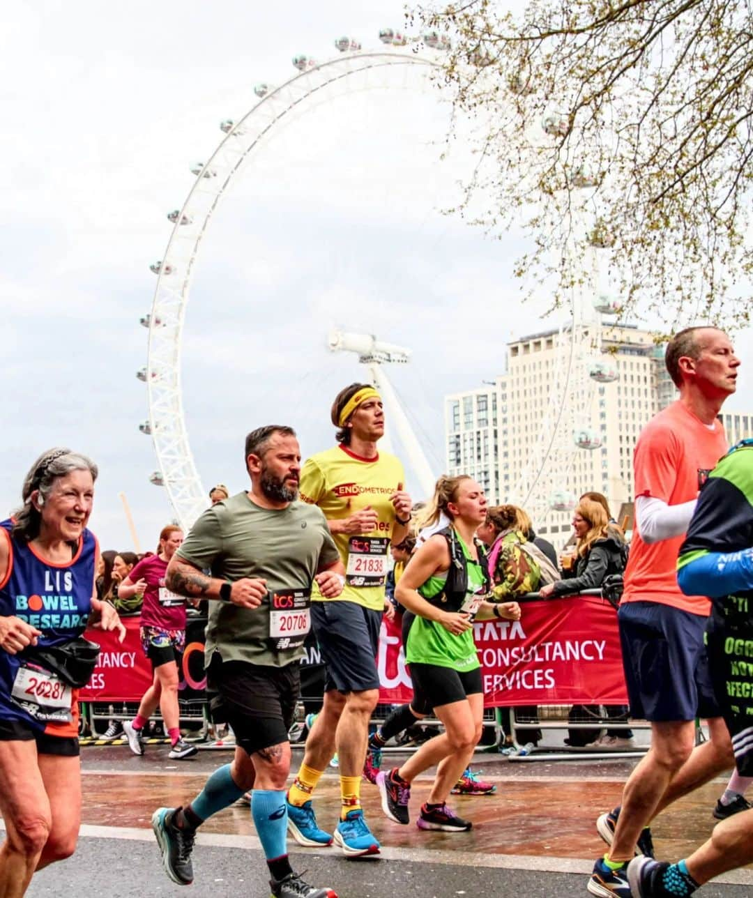 ジェームズ・フェルプスさんのインスタグラム写真 - (ジェームズ・フェルプスInstagram)「London Marathon ✔️ Possibly one of the hardest things I have ever done. But so happy I did. Hip went after 21 miles but limped/wobbled home in 4hrs46.24 Thank you everyone for the amazing support and donations to @endometriosis.uk  Let's keep spreading awareness about Endo ! (yes the shirt rubbed.....😵‍💫)  Donation link is in my bio  🏴󠁧󠁢󠁥󠁮󠁧󠁿🏃‍♂️🤙🫠🏅  #endometriosisawareness #endometriosis #londonmarathon #bloodsweatandtears」4月26日 2時51分 - jamesphelps_pictures